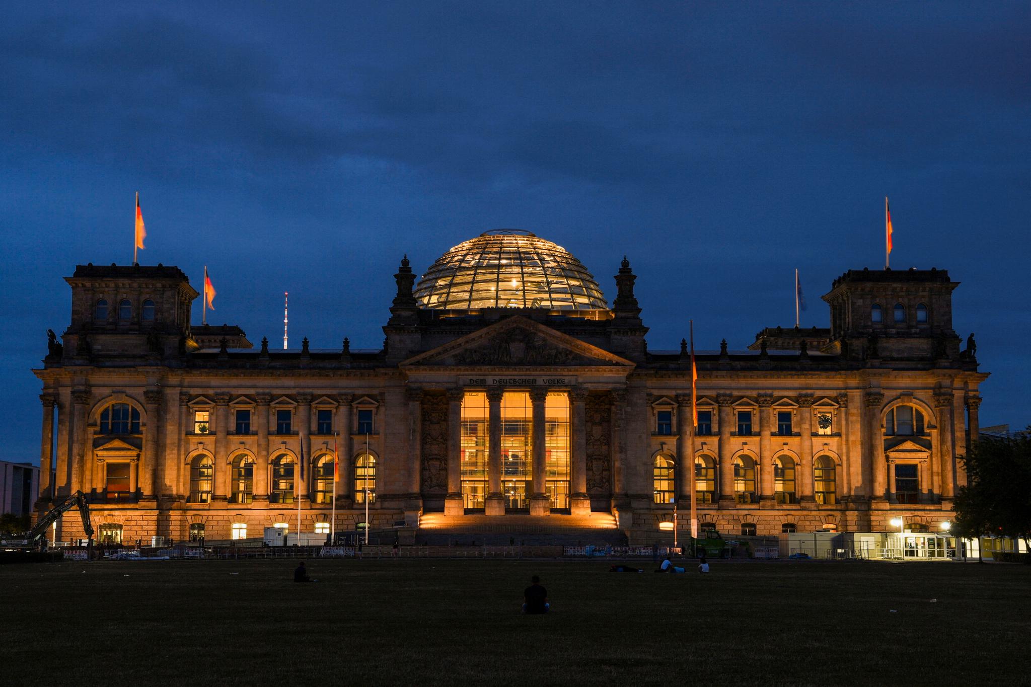 Tyske medier skriver at kuppmakerne skal ha planlagt å storme Forbundsdagen. Den tyske nasjonalforsamlingen holder til i riksdagsbygningen i Berlin. Brannen i denne bygningen i 1933 var en sentral forutsetning for nazistenes maktovertagelse i Tyskland. 