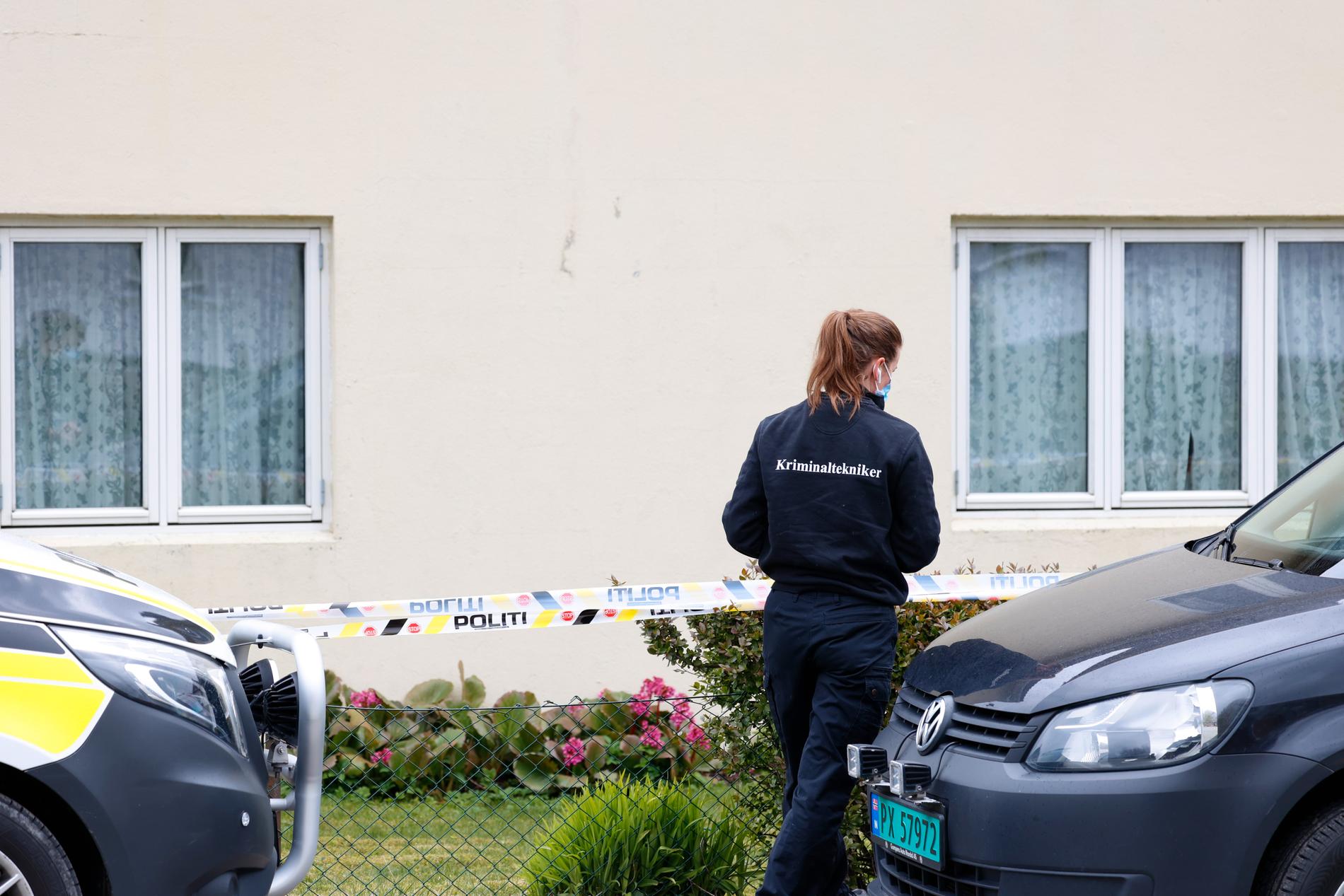 Politiet gjør undersøkelser på stedet etter at en eldre kvinne ble funnet død i sitt eget hjem i Lyngdal. 