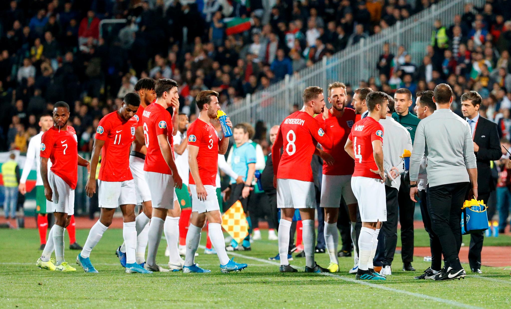 England-spillerne diskuterer i det ene stoppet i spillet underveis i kampen. 
