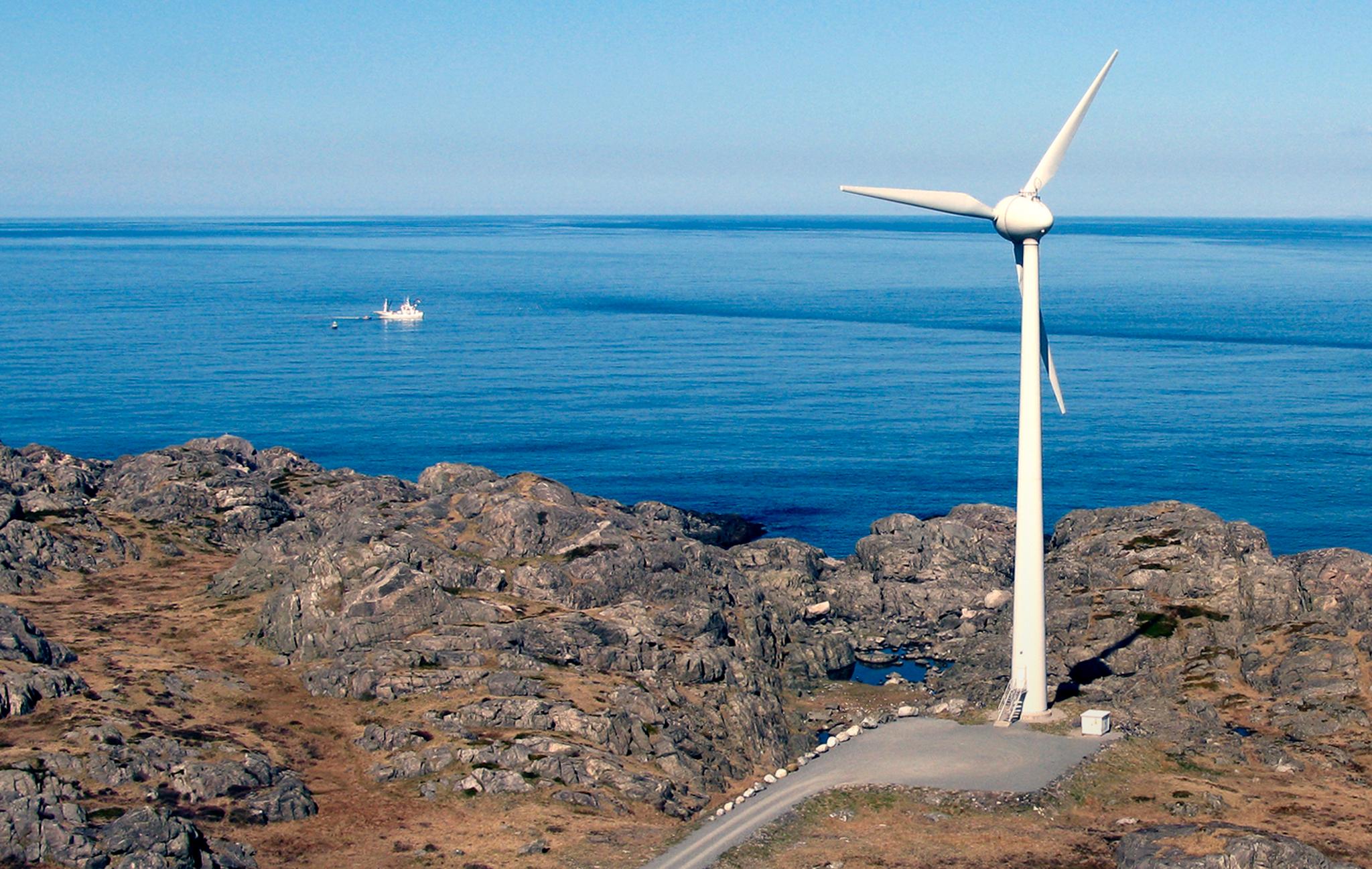 Vi må nok se «uberørt natur» som et luksusgode som ikke er bærekraftig, skriver debattanten. Bildet viser vindmølle på øya Utsira i Nordsjøen.