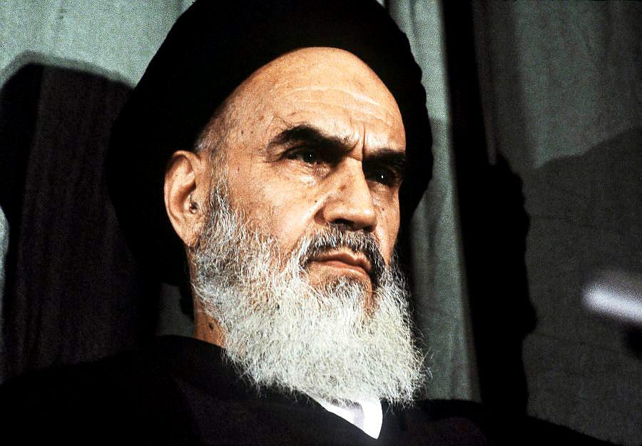 Februar 1989: Ayatollah Khomeini utsteder fatwaen som er en oppfordring til å drepe alle som har vært involvert i utgivelse av boken.