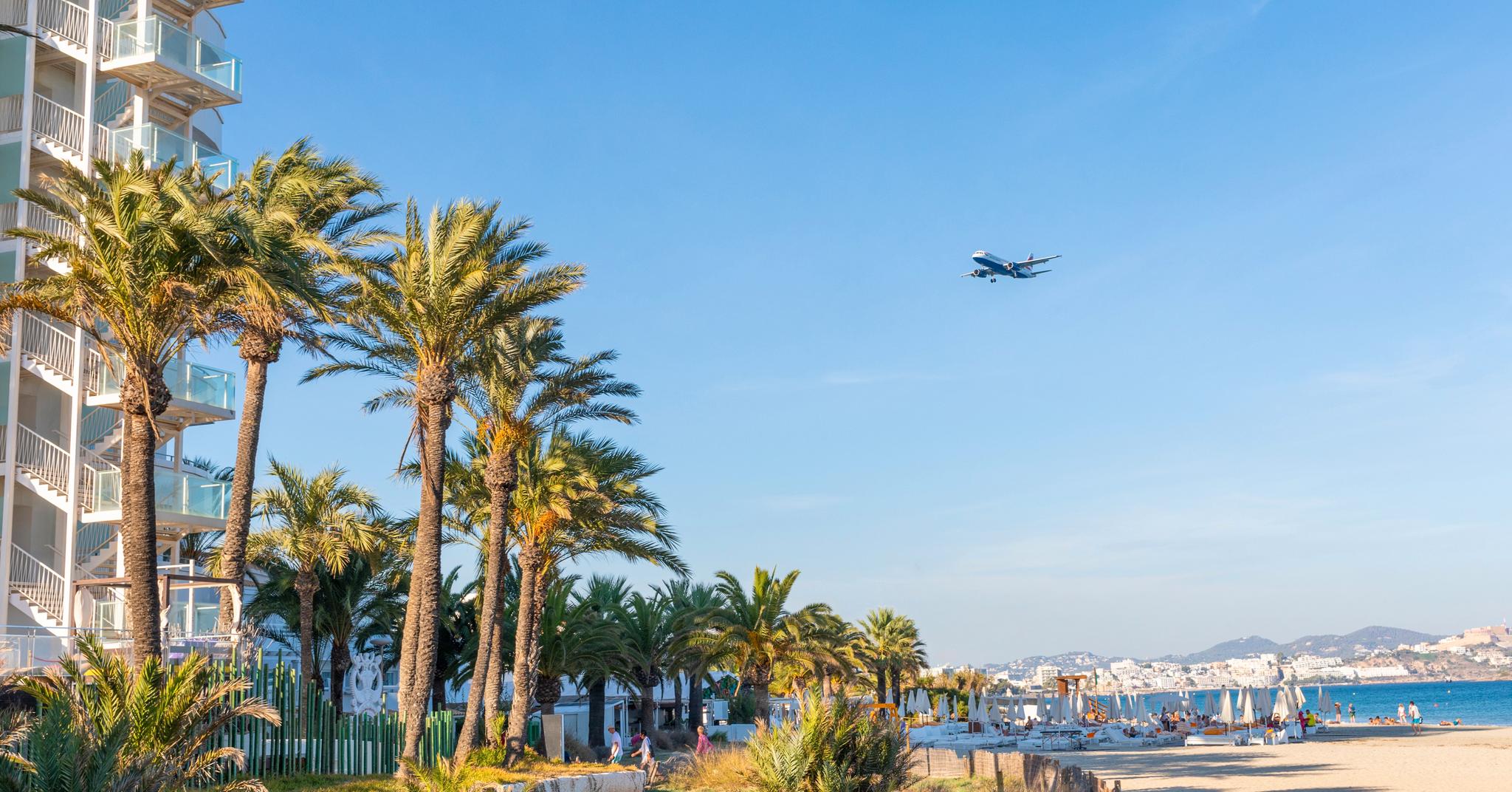Turister på vei. Utenfor sesong og korona-redusert, men flyene landet likevel hyppig på Ibiza.