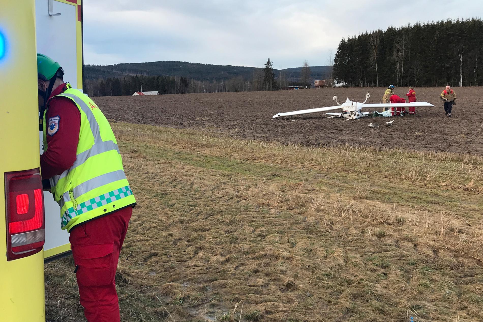 To personer var om bord da et småfly havarerte under landing ved Gjølstad flyplass nord for Kongsvinger tirsdag ettermiddag. Skadeomfanget er foreløpig ukjent. 
