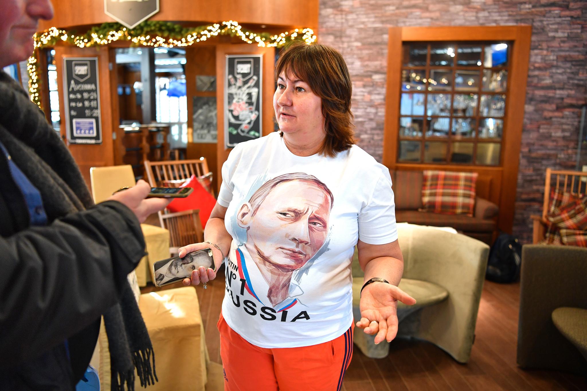 ÅPEN: Jelena Välbe møtte opp til med Putin-tskjorte til VG-intervju under VM i 2017. 