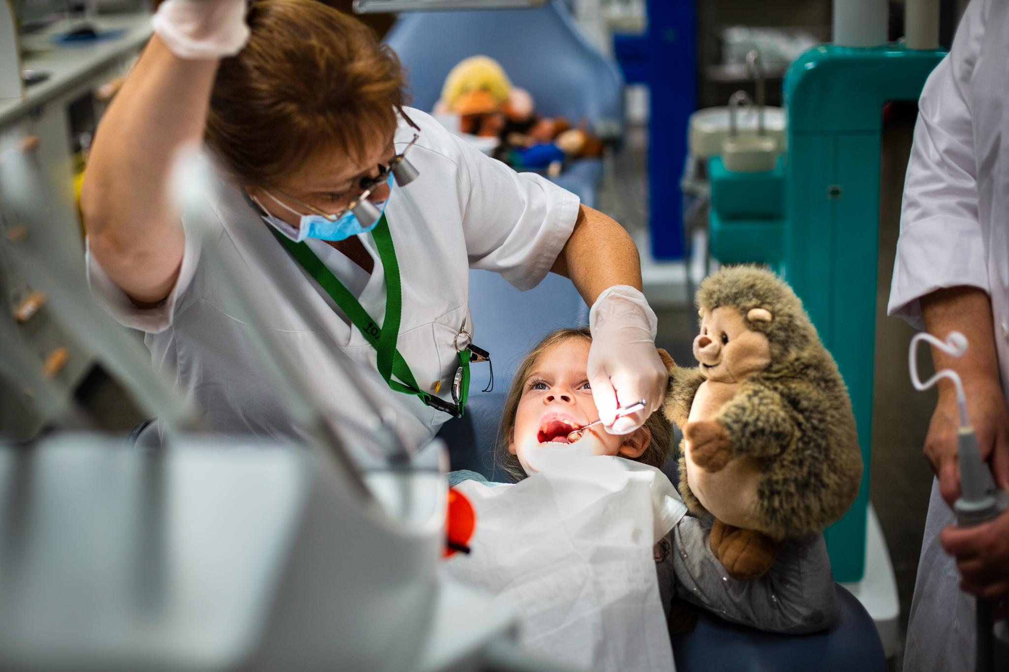  På knappe syv minutter sørger tannlege Tove Wigen for å forebygge at Linnea får hull i en seksårsjeksel som nesten har brutt frem. Metoden heter fissurforsegling. Det er ett av tiltakene mot karies på barn og unge som har best dokumentert forebyggende effekt, ifølge Helsedirektoratet.