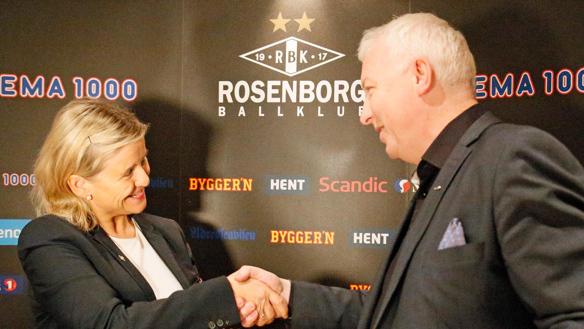Daglig leder i Rosenborg Tove Moe Dyrhaug tar Trondos-sjef Torbjørn Skei i hånda under torsdagens pressekonferanse.