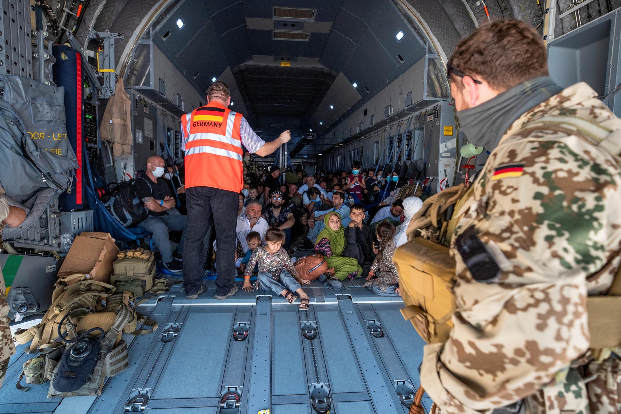 Afghanske flyktninger ankommer Tasjkent, Usbekistan  i et tysk militærfly.
