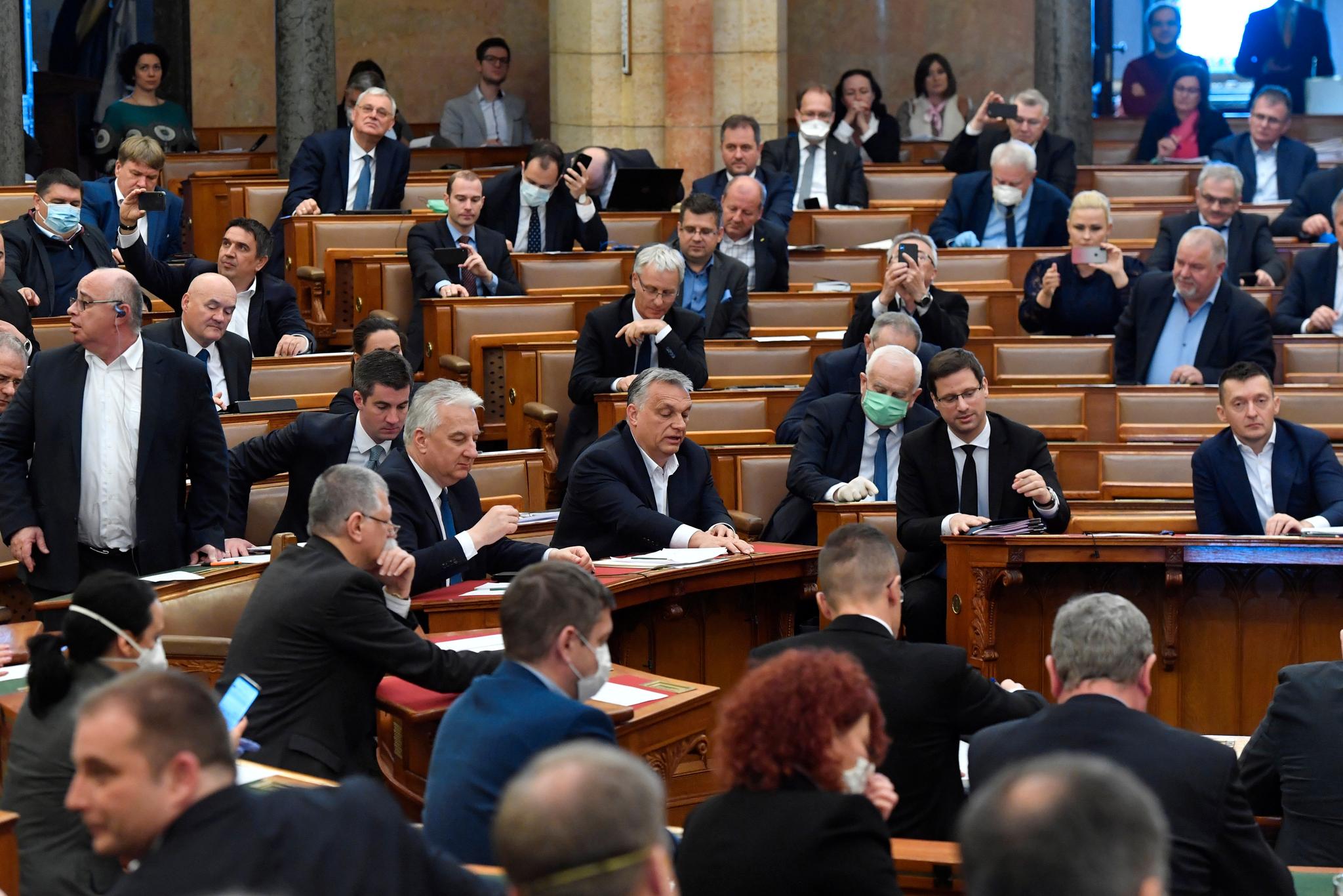 Her deltar Orbán i debatten om kriseloven i parlamentet 30. mars. 