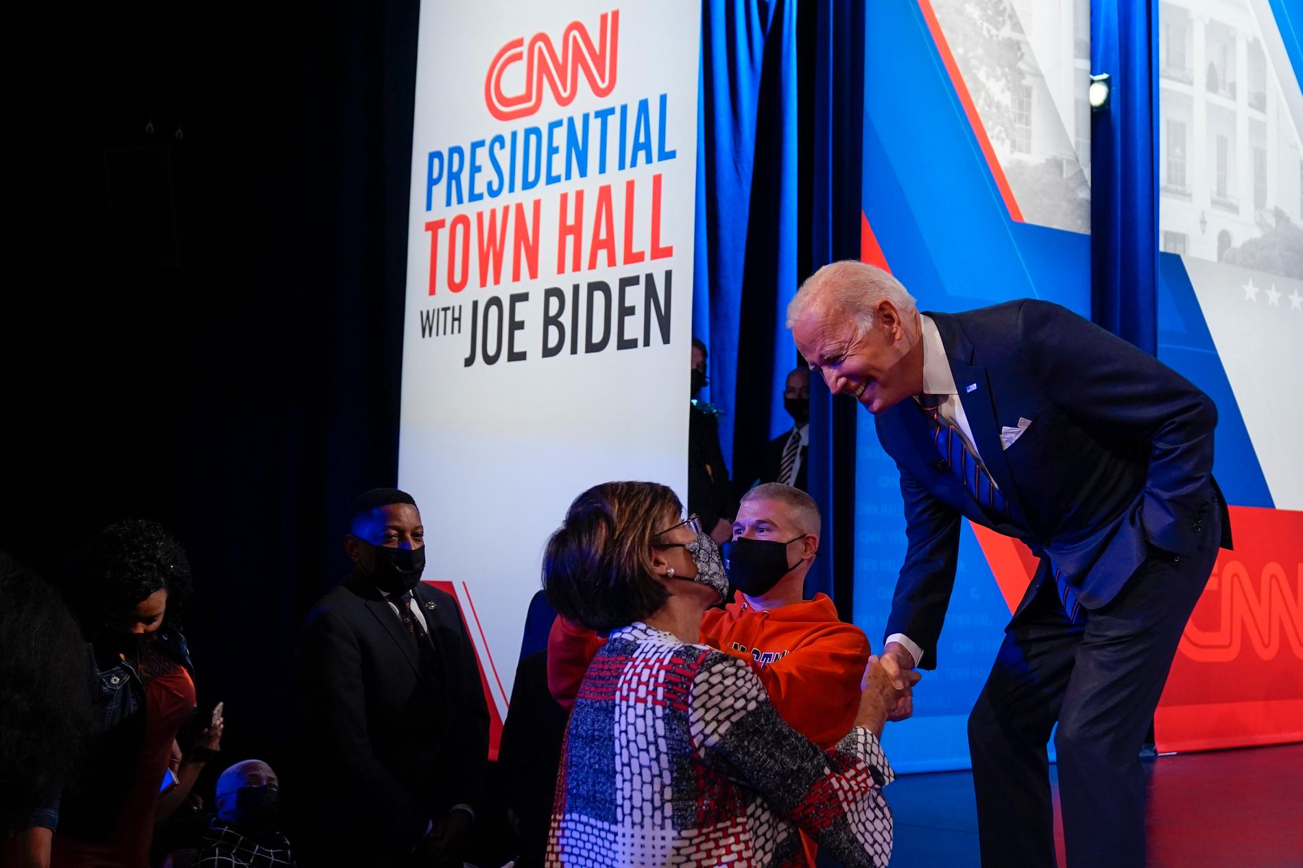 President Joe Biden hilste på folk i forsamlingen under en pause av CNNs folkemøte i Baltimore torsdag kveld. 