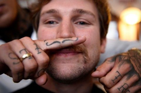 STAS MED 'STACHE: Max Vere-Hodge, ansvarlig for Movember-kampanjen i Skandinavia, sittende i Brødrene Fevangs barberstue i fjor.
