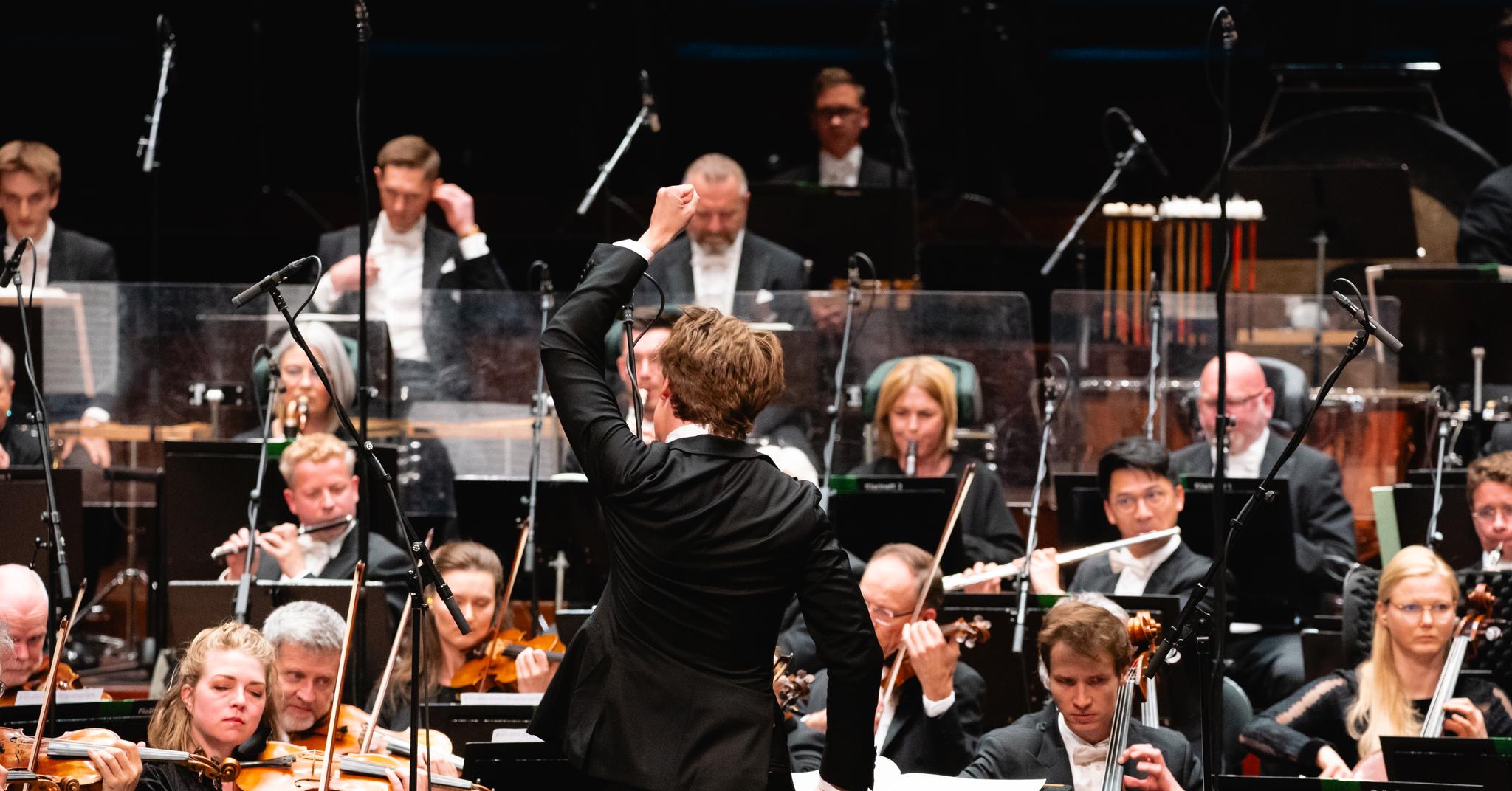 Dirigent Klaus Mäkelä og hans orkester.