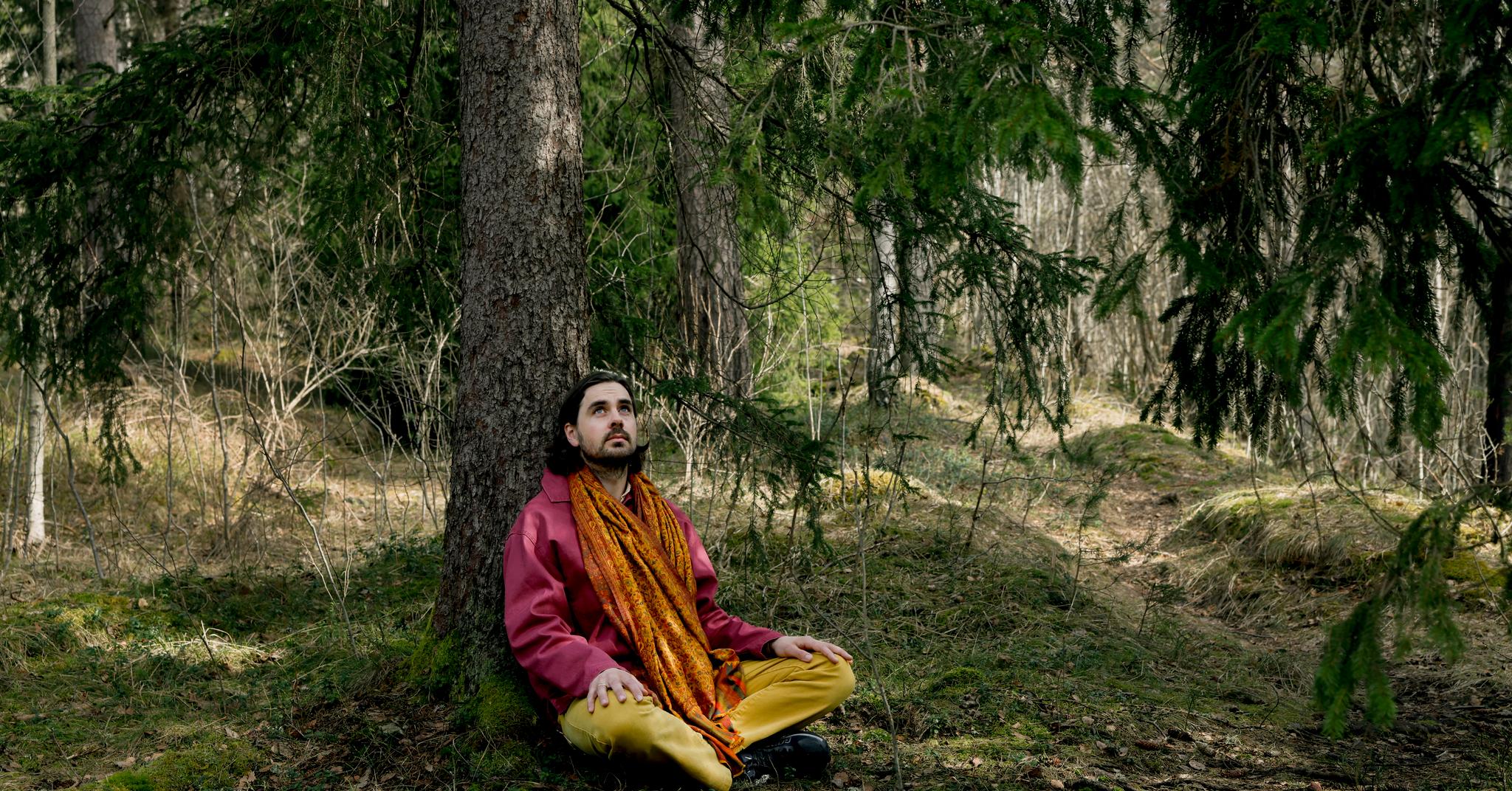 Magnus Jonas Slagsvold Støre (34 år) er ofte i Gaustadskogen i Oslo. – Utesitting i naturen er en gammel åndelig praksis, påpeker han.