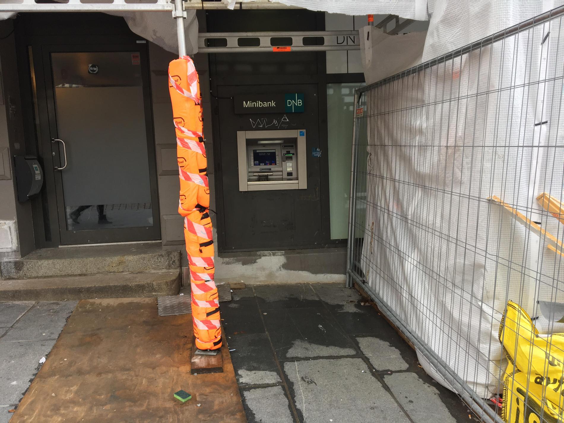 MINIBANKEN: Kvinnen ble ranet da hun tok ut penger i denne minibanken i Bryggesporden onsdag morgen.