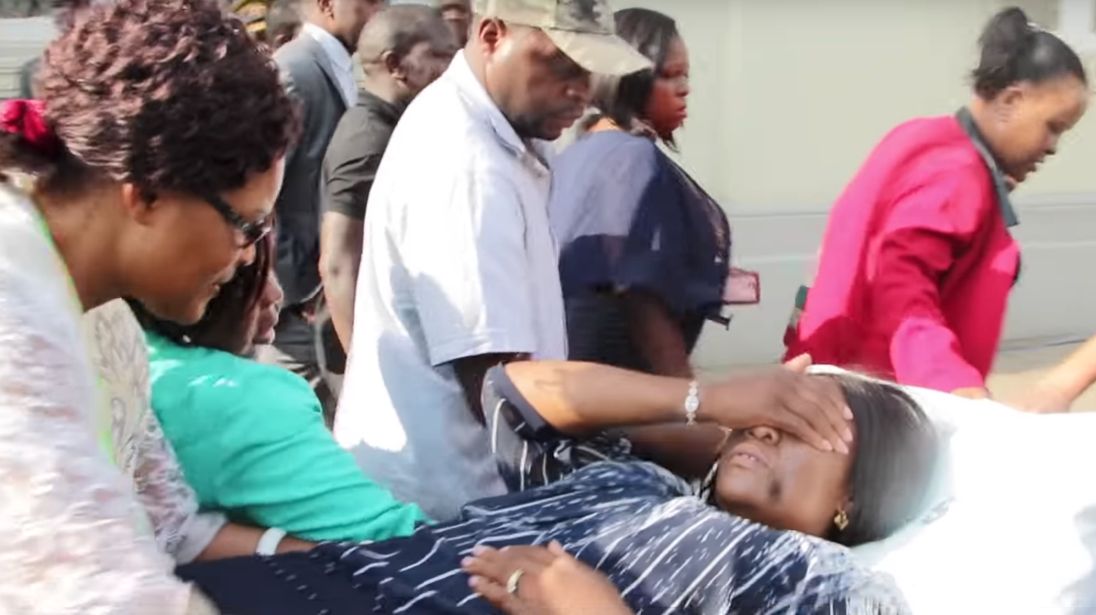 Parlamentariker Lynette Karenyi blir fraktet til sykehus etter sammenstøt med politiet i nasjonalforsamlingen.