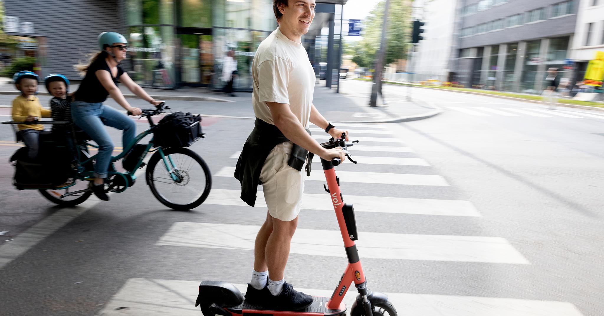 Dennis Skoglund bruker elsparkesykkel daglig og merker at han går betydelig mindre enn før. Det gjelder flere enn ham. 