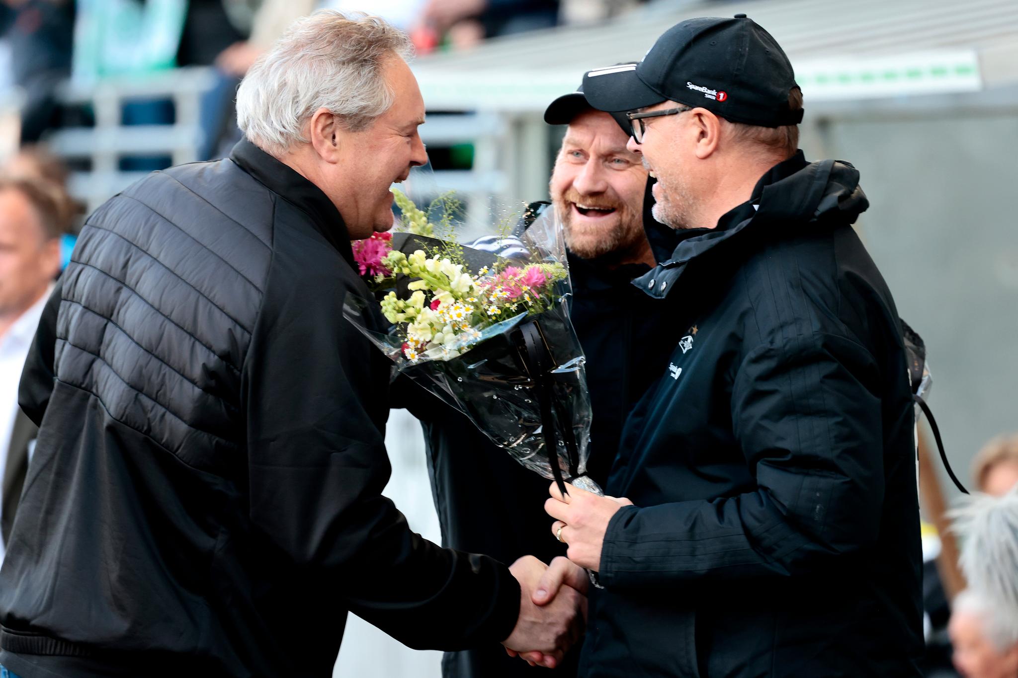 SMILTE FØR KAMP: HamKams daglige leder Bent Svele ga blomster til Rosenborg-trener Kjetil Rekdal før avspark. I bakgrunnen står Geir Frigård.