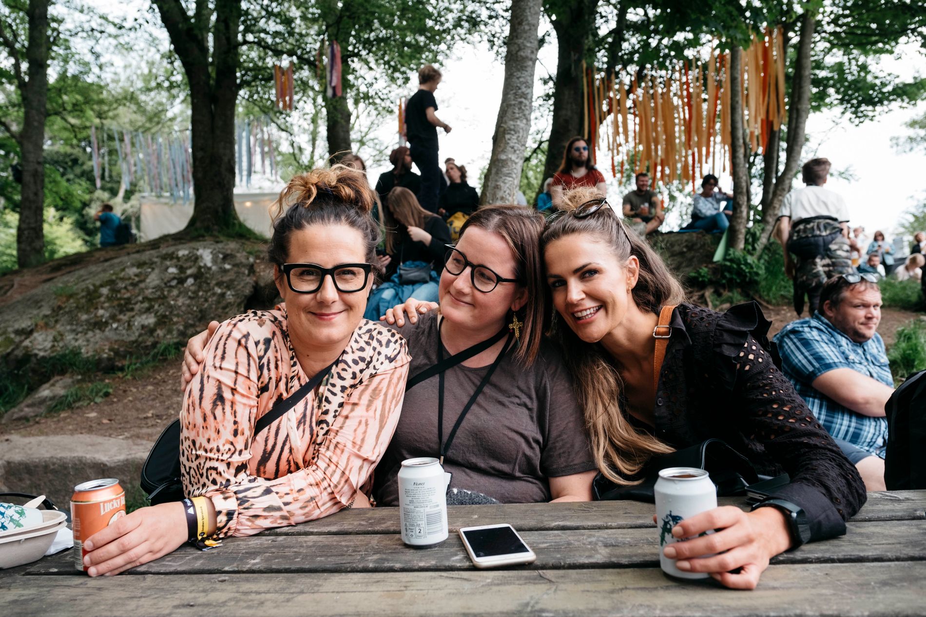 Lene Andersen (t.v.) håper at Skambankt kommer på Mablis neste år. Hun er på festivalen for første gang i år sammen med søsteren Siri Andersen (i midten) og Linda Agnethe Berge Kristiansen. 