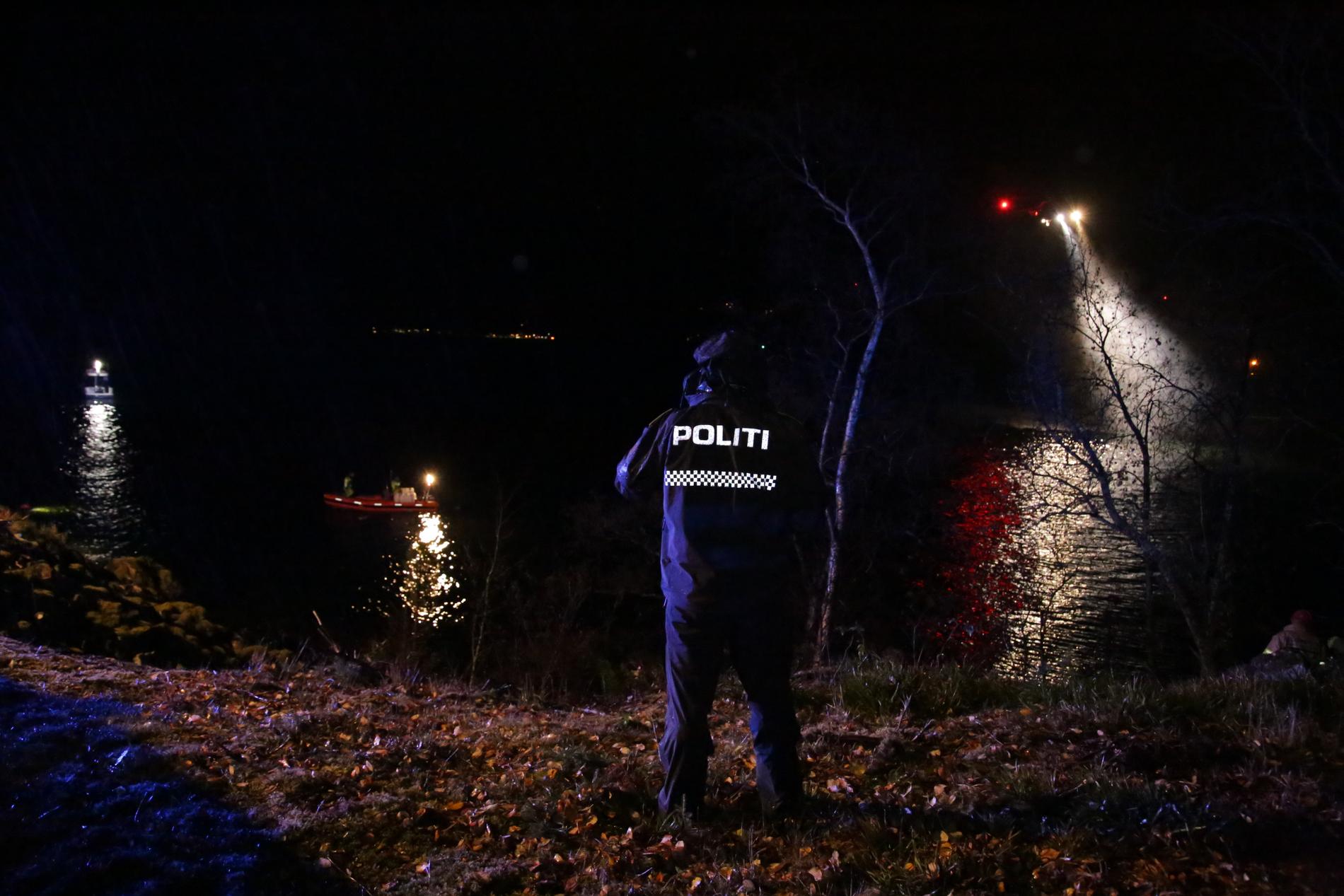 LYS OG VARMESØKER: Både fra land, vann og luften ble det søkt med lyskastere og varmesøkende kamera etter den savnede personen i Gloppenfjorden lørdag kveld.