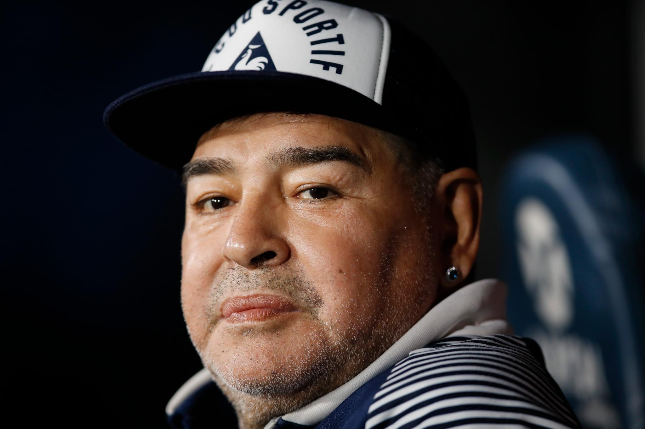 Fotballegenden Diego Maradona er innlagt på sykehus i La Plata i Argentina. Årsaken er ikke bekreftet, men det skal ikke dreie seg om koronasmitte. Maradona fylte 60 år i forrige uke. 