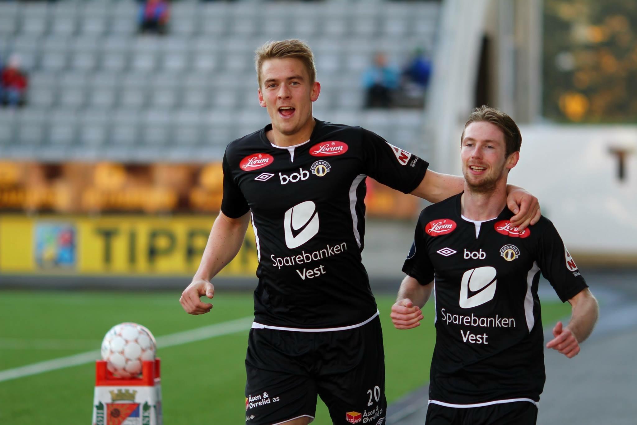 JUBEL: Thomas Drage feirer en av Sogndal sine scoringer sammen med Kristian Opseth i 5-2-seieren mot Hønefoss som sikret opprykket. 