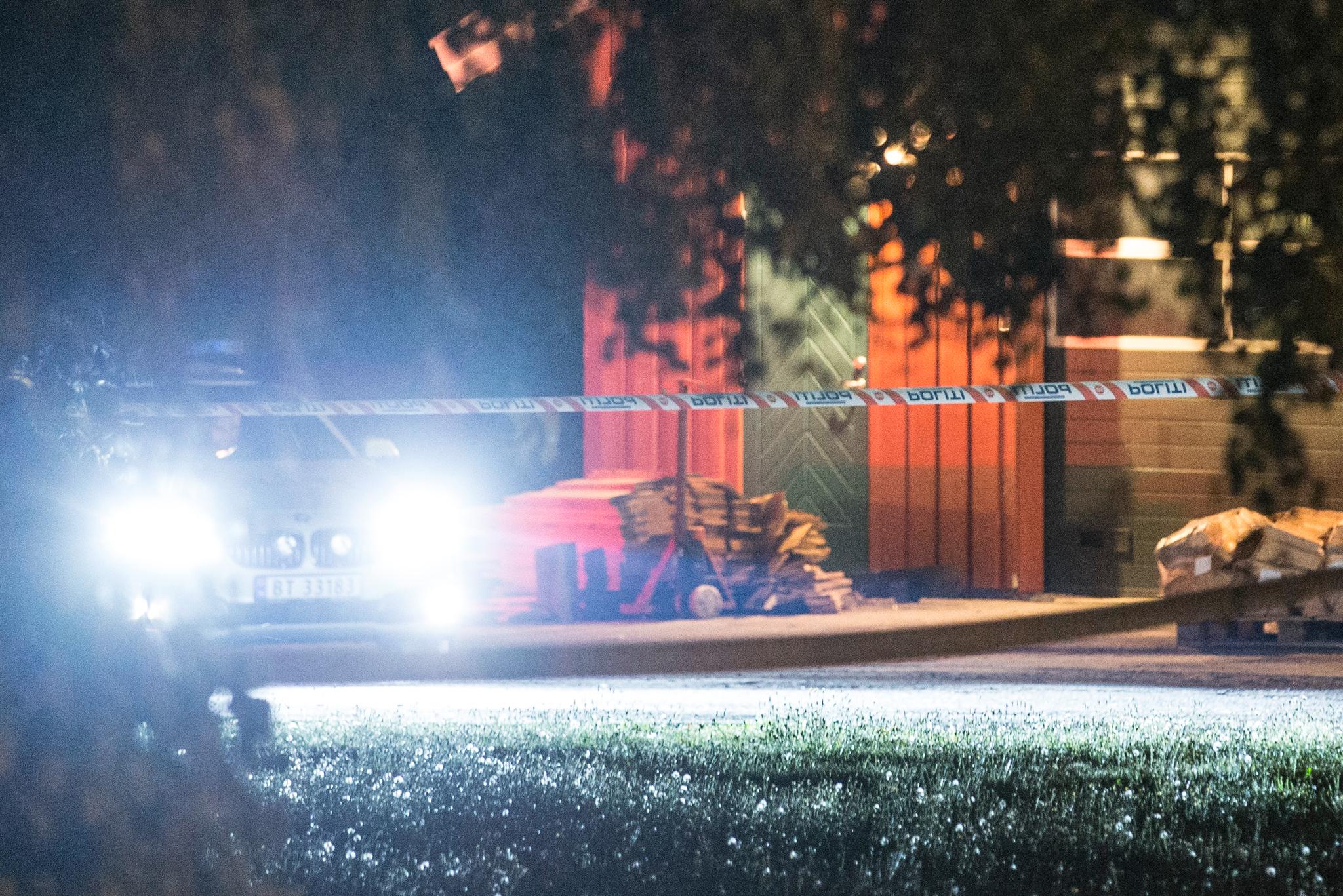 Politiet er på stedet etter at to kvinner ble stukket med kniv på en privatadresse ved Bergan på Nøtterøy tirsdag kveld.