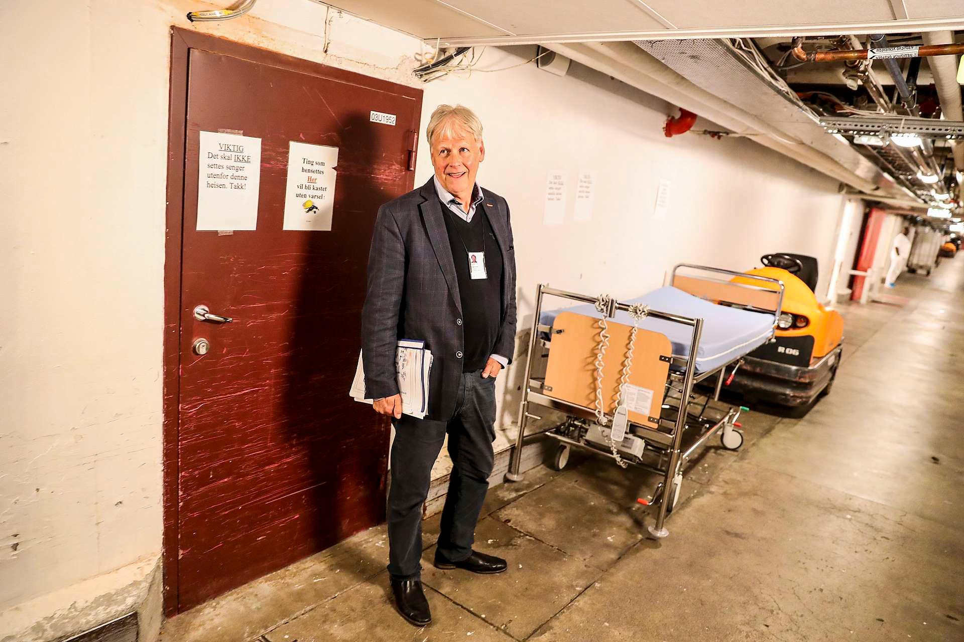 Eiendomssjef ved Oslo sykehusservice, Thomas Magnusson, forteller at mange steder må rør og ledninger legges utenpå veggene. Bildet er fra kulverten. Her er det kun ansatte som oppholder seg.