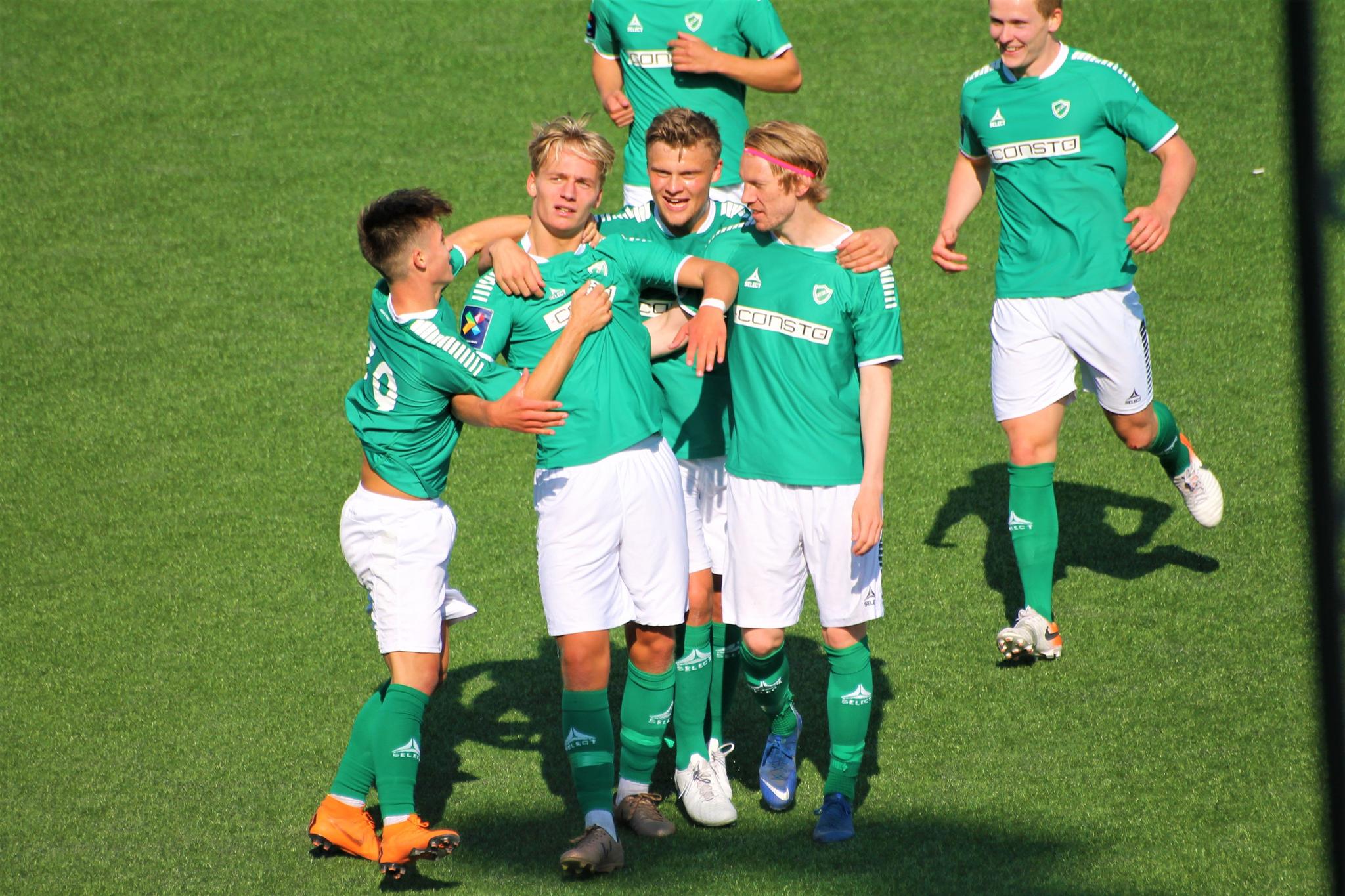 JUBEL: Fløya vant lekende lett mot Junkeren. Her feirer de et mål tidligere denne sesongen. 