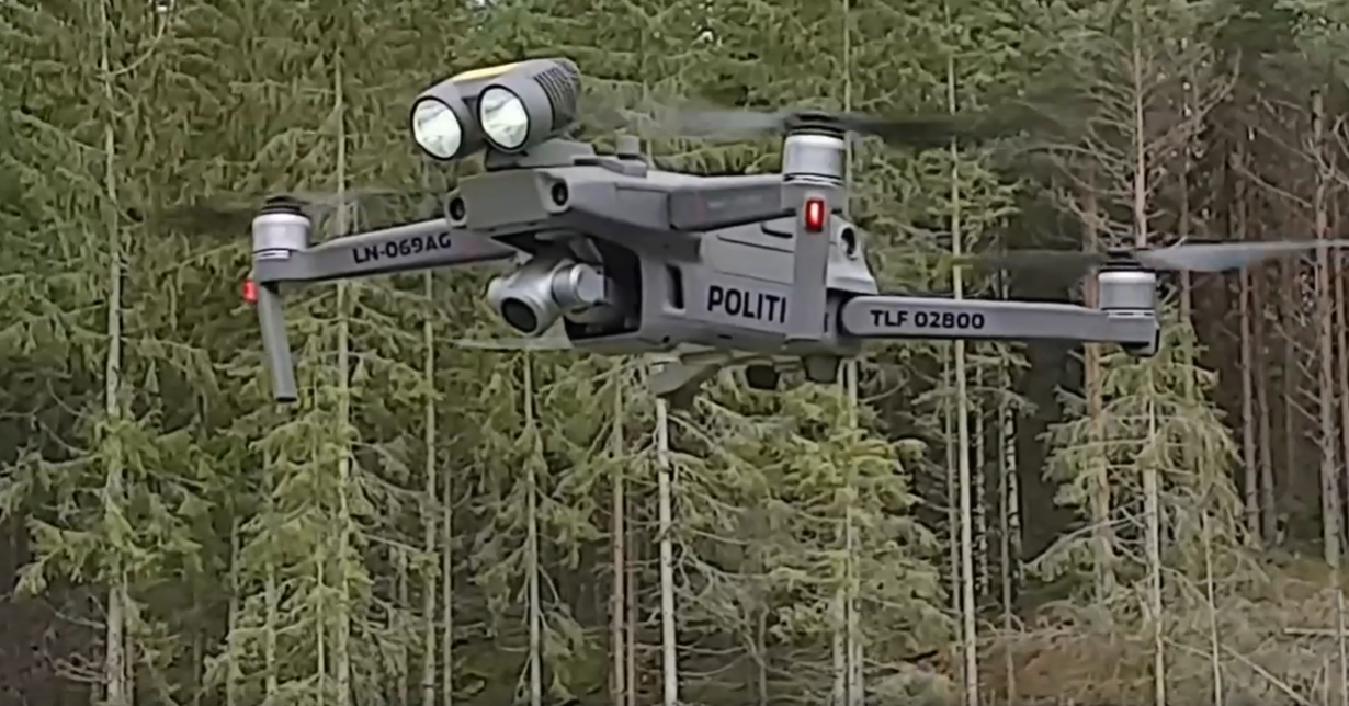Det er en drone som dette politiet har tatt i bruk. Den er av typen DJI Mavic og er kommersielt tilgjengelig for alle. 