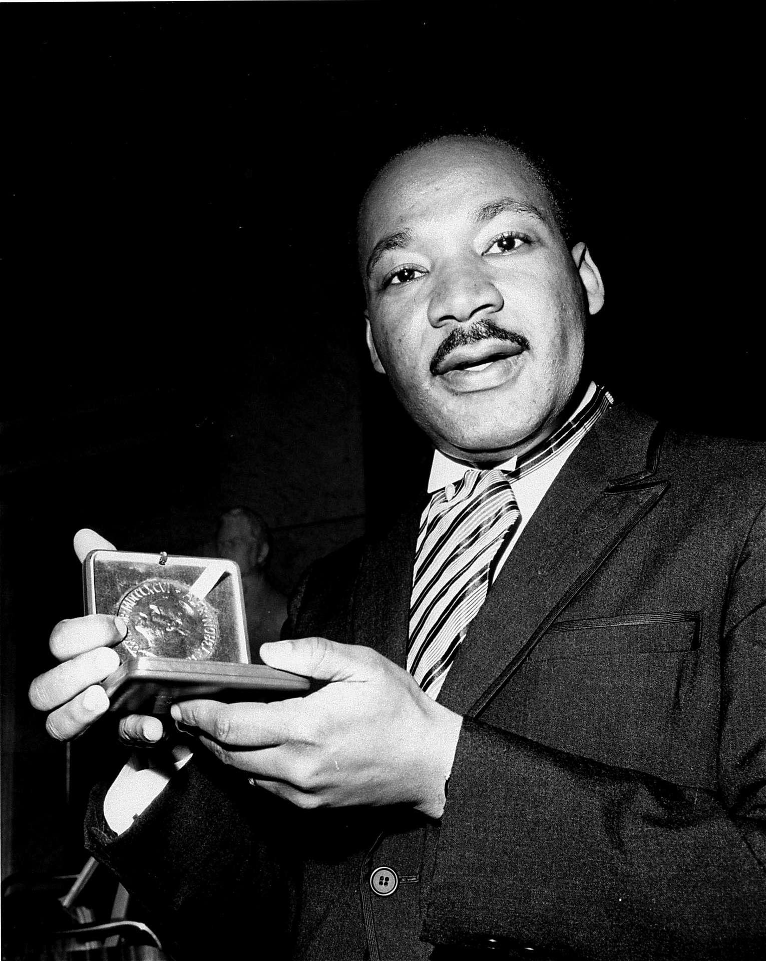 Martin Luther King mottok Nobelprisen 10. desember 1964 for å promotere ikke-vold i borgerrettighetsbevegelsen.