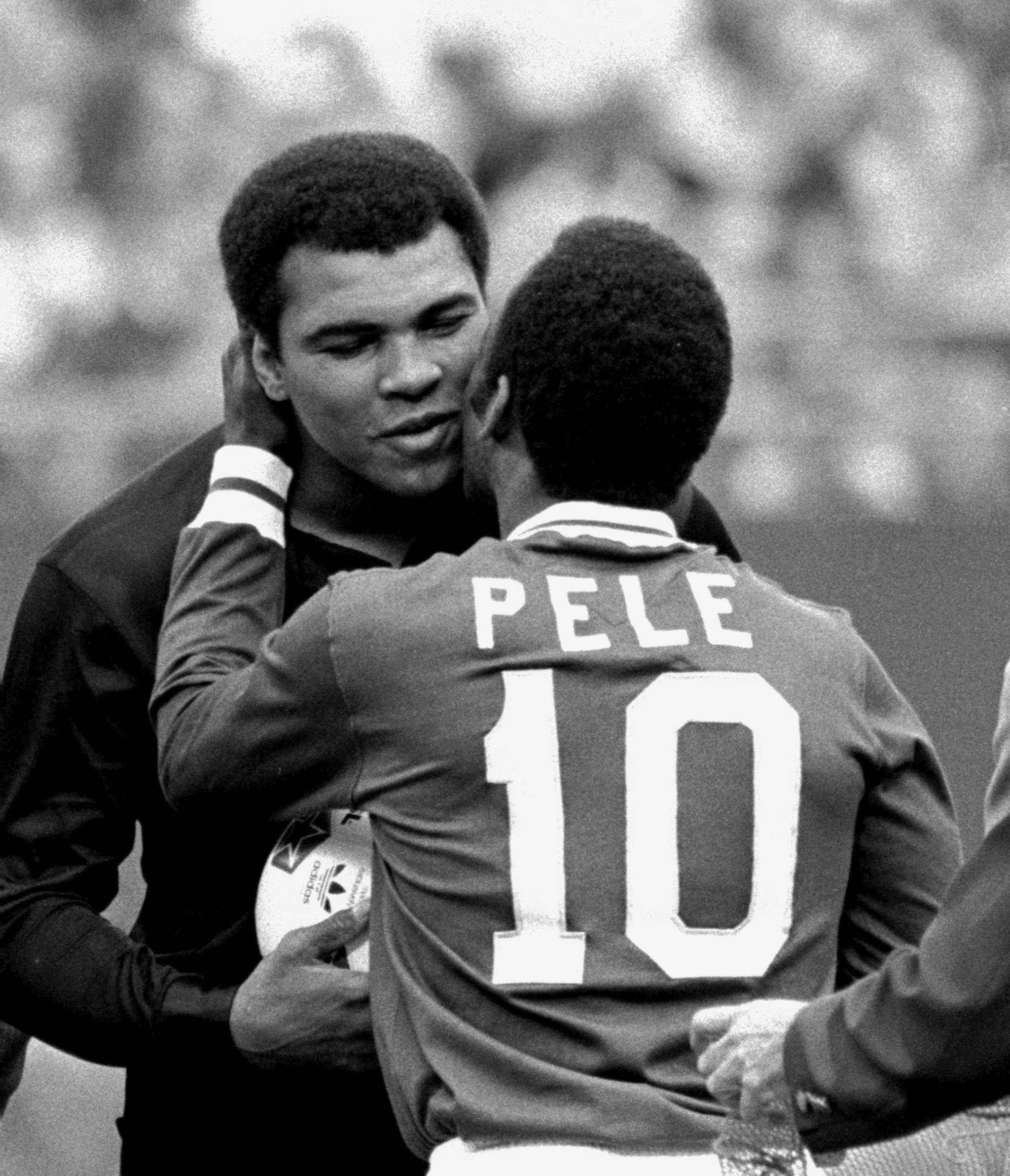 Bokselegenden Muhammad Ali og Pelé - kanskje de to største idrettspersonlighetene i det forrige århundret.