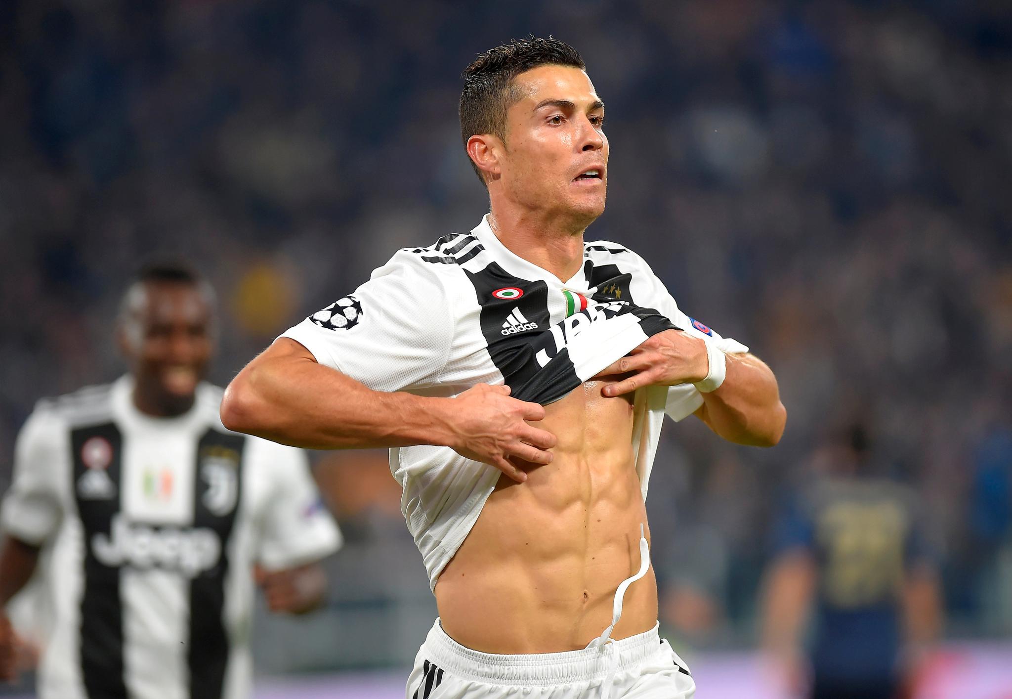 Cristiano Ronaldo er fornøyd med egen kropp og drar ofte av seg skjorten etter mål. 