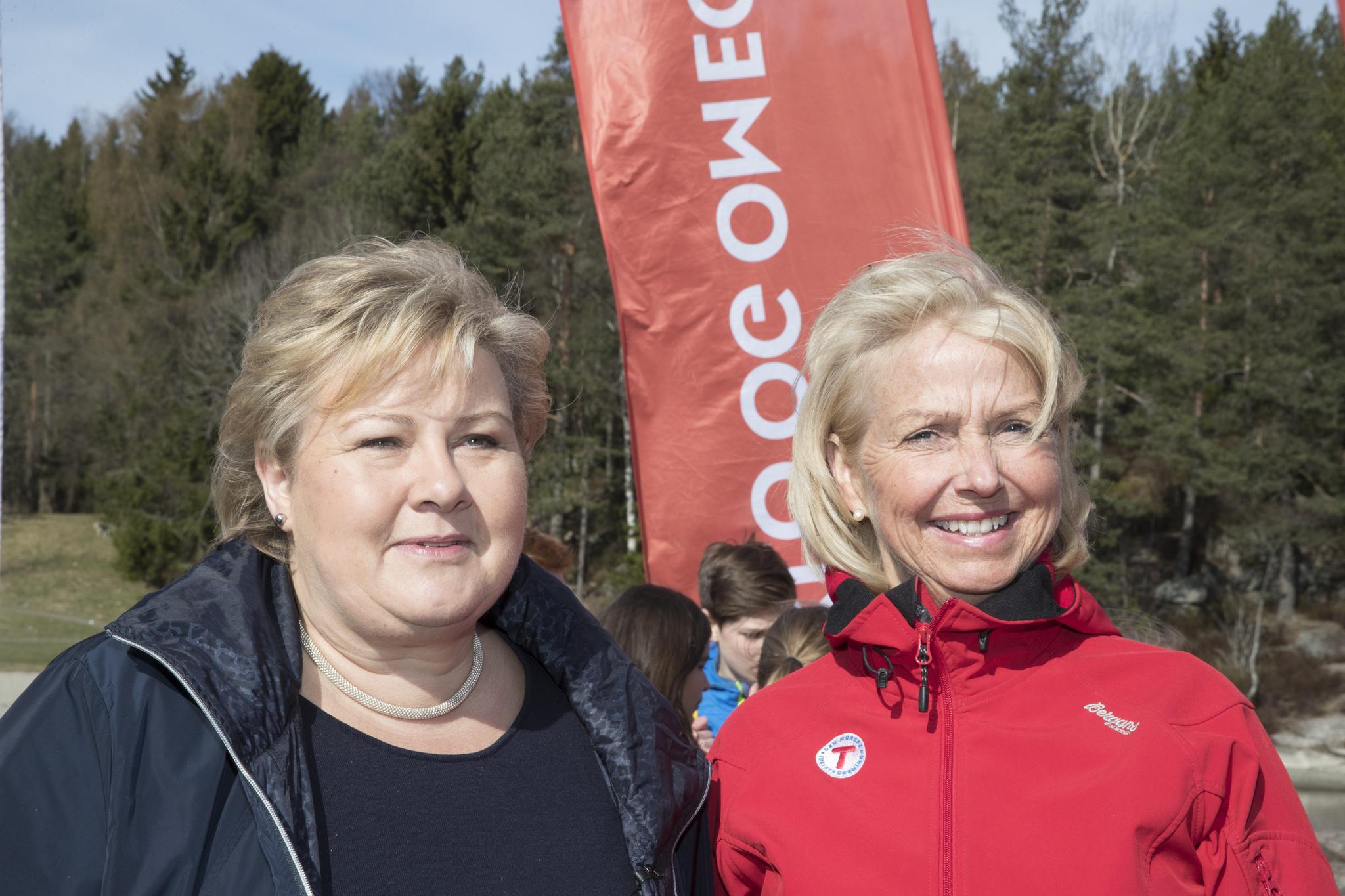 UENIGE: Statsminister Erna Solberg (H) og idrettspresident Berit Kjøll er ikke enige i hvordan idretten blir behandlet.