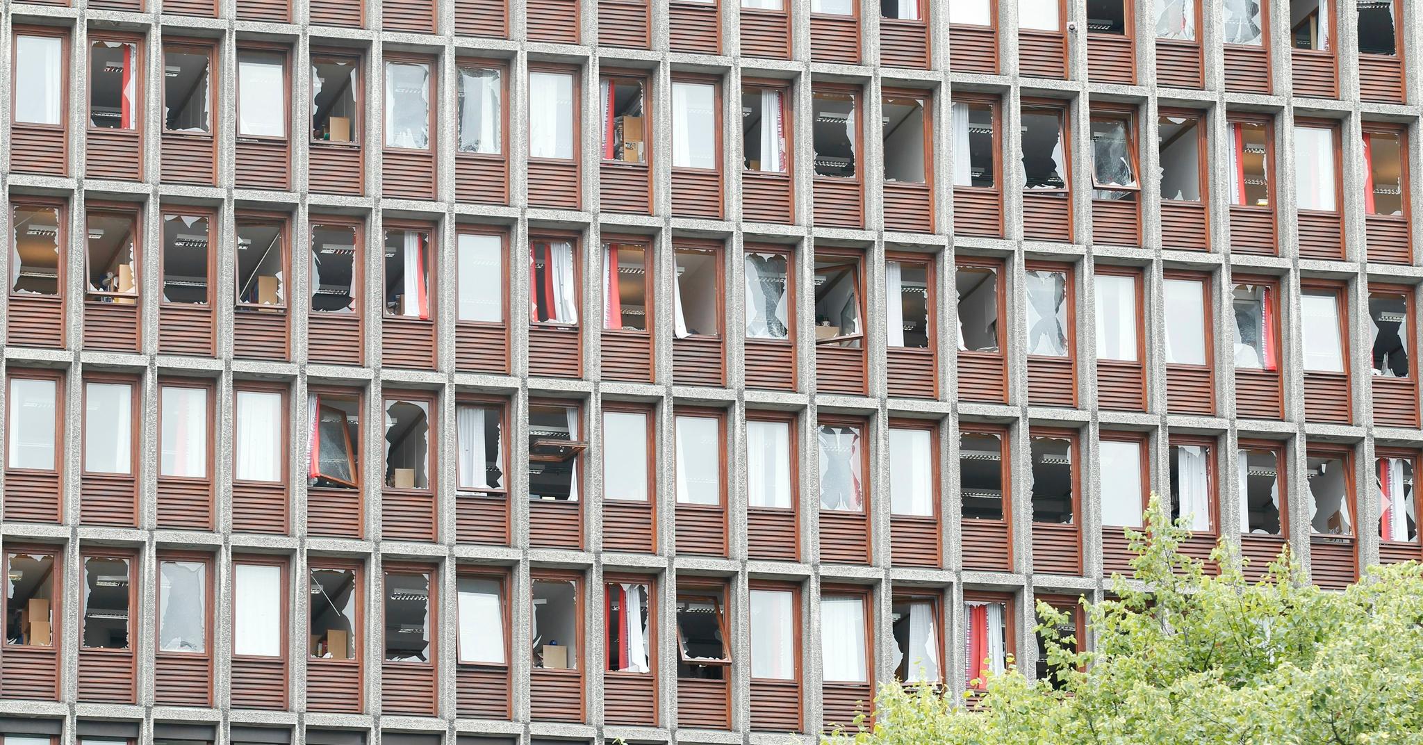  Høyblokken i Regjeringskvartalet med knuste vinduer etter bombeeksplosjonen under terrorangrepet 22. juli. 