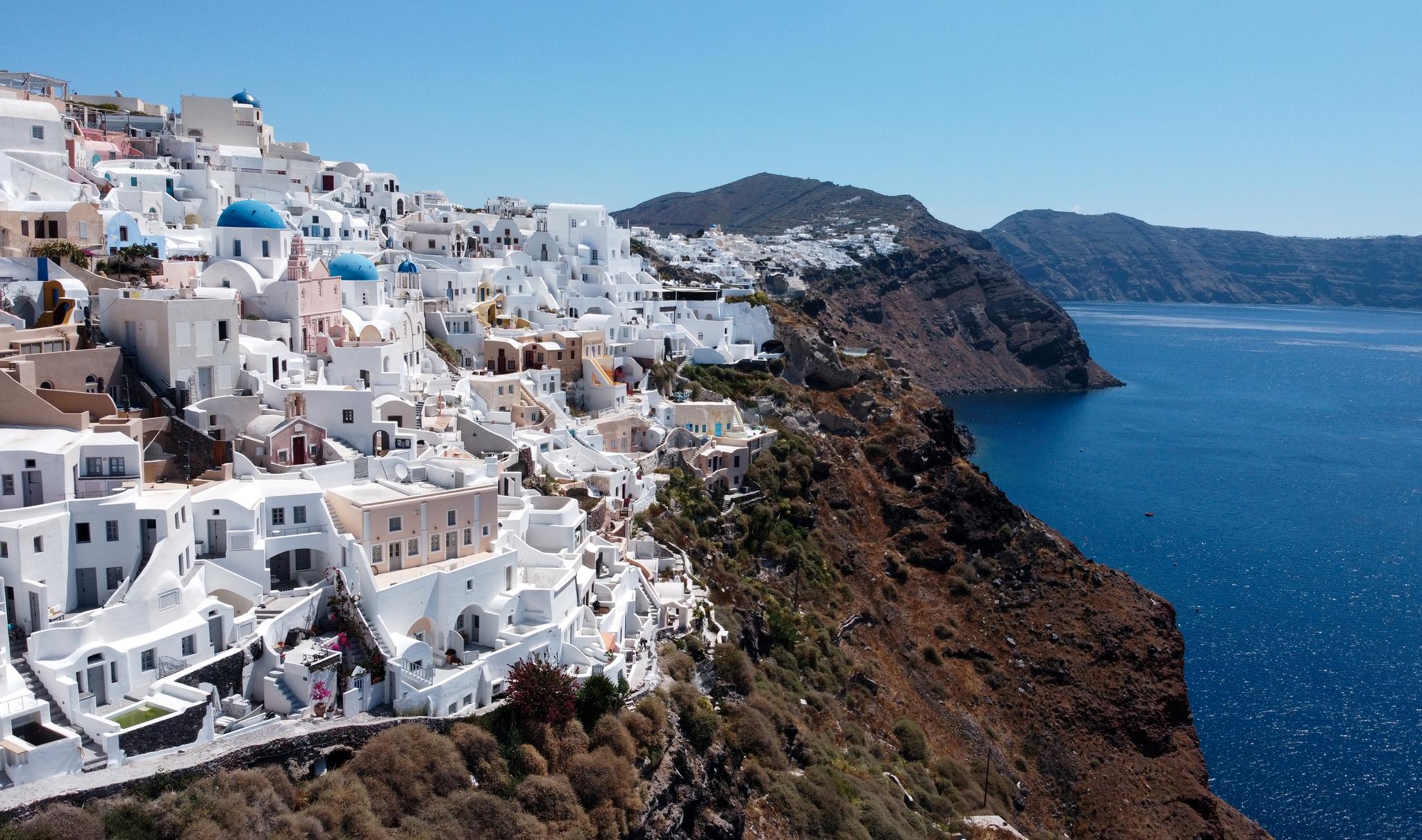 På den greske øya Santorini er Airbnb-utleie blitt en stor utfordring for lokalbefolkningen på grunn av en betydelig økning i kortsiktige utleieboliger, skriver Tor W. Andreassen.