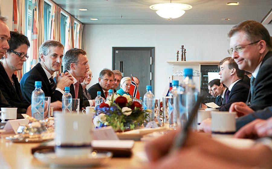 Norske regjeringsmedlemmer i viktig møte med den russiske delegasjonen tirsdag formiddag. FOTO: BERIT ROALD/SCANPIX