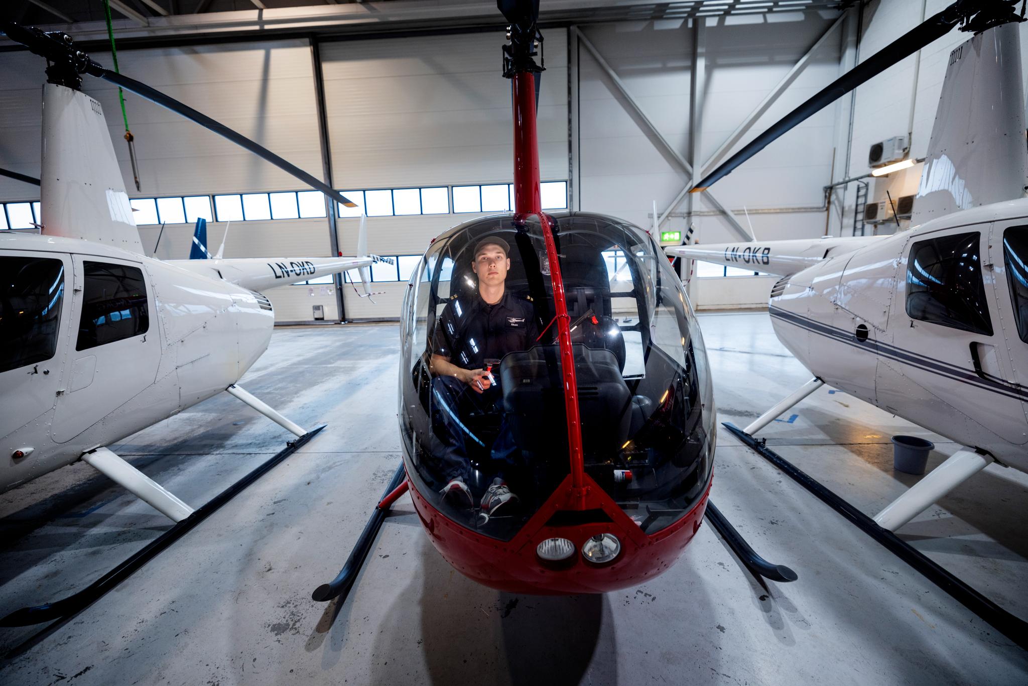 22 år gamle Preben Eken Nygård har tidligere jobbet som bilselger. Nå tar han helikopterpilotutdannelse ved European Helicopter Center på Torp. Han regner med å bruke to millioner kroner på skoletiden.