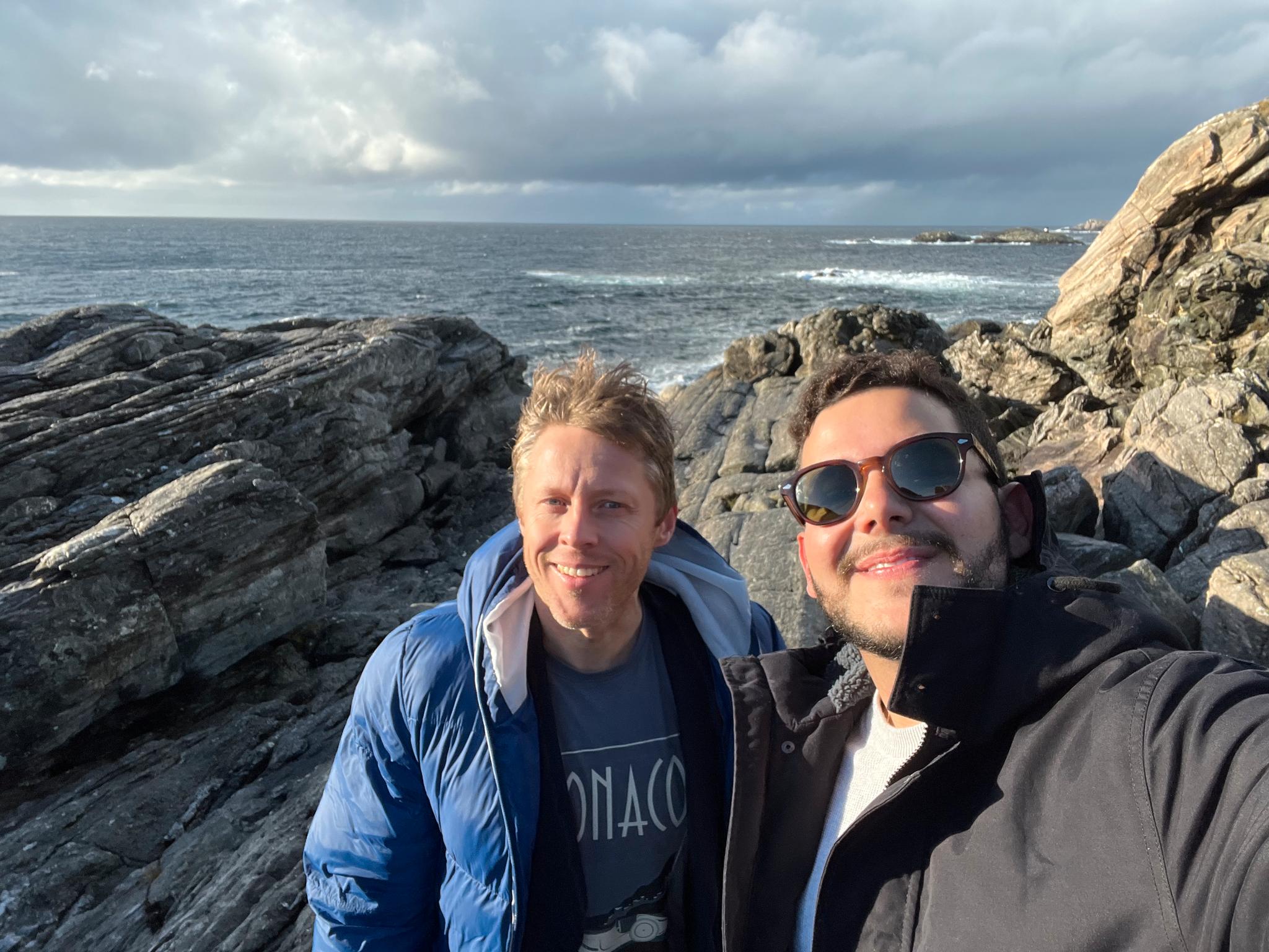 To av verdens mest bereiste karer, norske Gunnar Garfors og brasilianske Anderson Dias har nettopp møttes. Garfors tok ham med til en øy utenfor Sotra. 