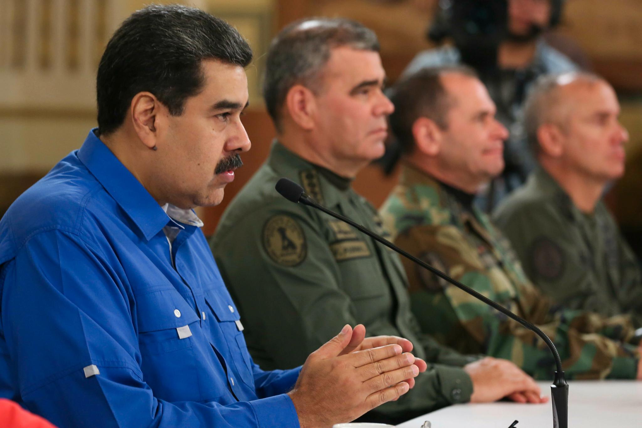 Venezuelas president Nicolás Maduro (t.v.) holdt tirsdag en TV-sendt tale sammen med Venezuelas militære ledere hvor han erklærte at et kuppforsøk var avverget. Foto: 