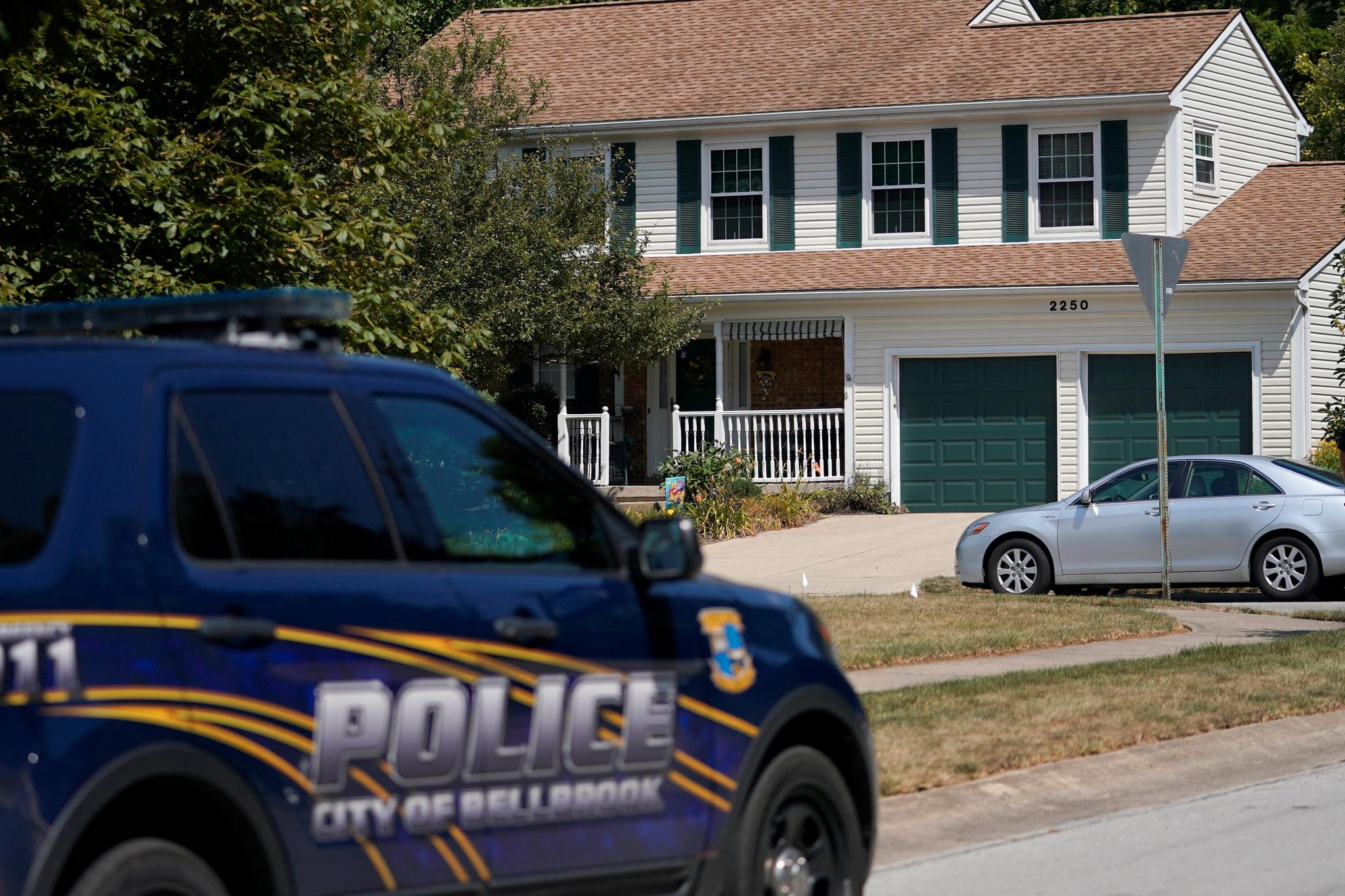 En politibil parkert nær huset til Connor Betts og familien i  Bellbrook, Ohio. Betts sto bak masseskytingen i Dayton natt til søndag.  Han rakk å drepe ni  og skade 27 mennesker før han ble skutt og drept av politet. 
