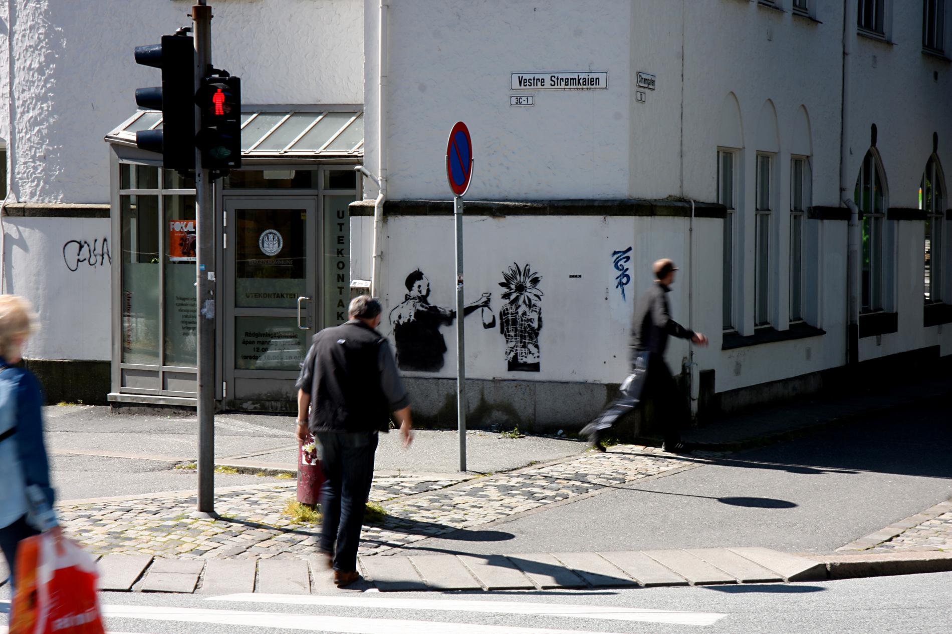 BESKYTTET: I månedsskiftet la et Trondheimsfirma en usynlig hinne av organisk materiale over Dolks verk «Spray» ved Bergen Storsenter.