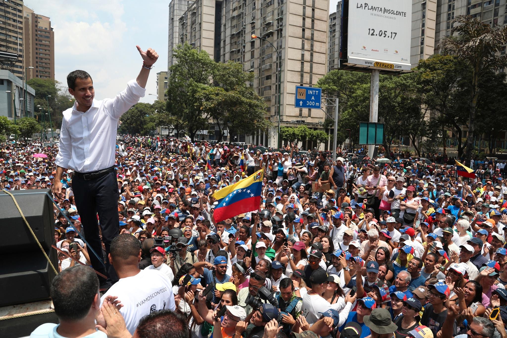Venezuelas 35 år gamle opposisjonsleder Juan Guaidó utropte seg selv til president i januar og har gjentatte ganger siden hevdet at en reell maktovertagelse er nær forestående. Onsdag ledet han an i nye demonstrasjoner mot president Nicolás Maduro i hovedstaden Caracas. 