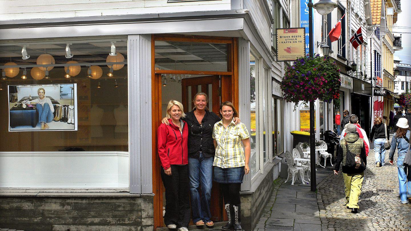  I 2007: Den danske designeren Ilse Jacobsen i midten, sammen med Tonje Flatmo (t.v.) og Betina Hovda. I mars 2017 varslet klesbutikken at de skulle legge ned driften. 