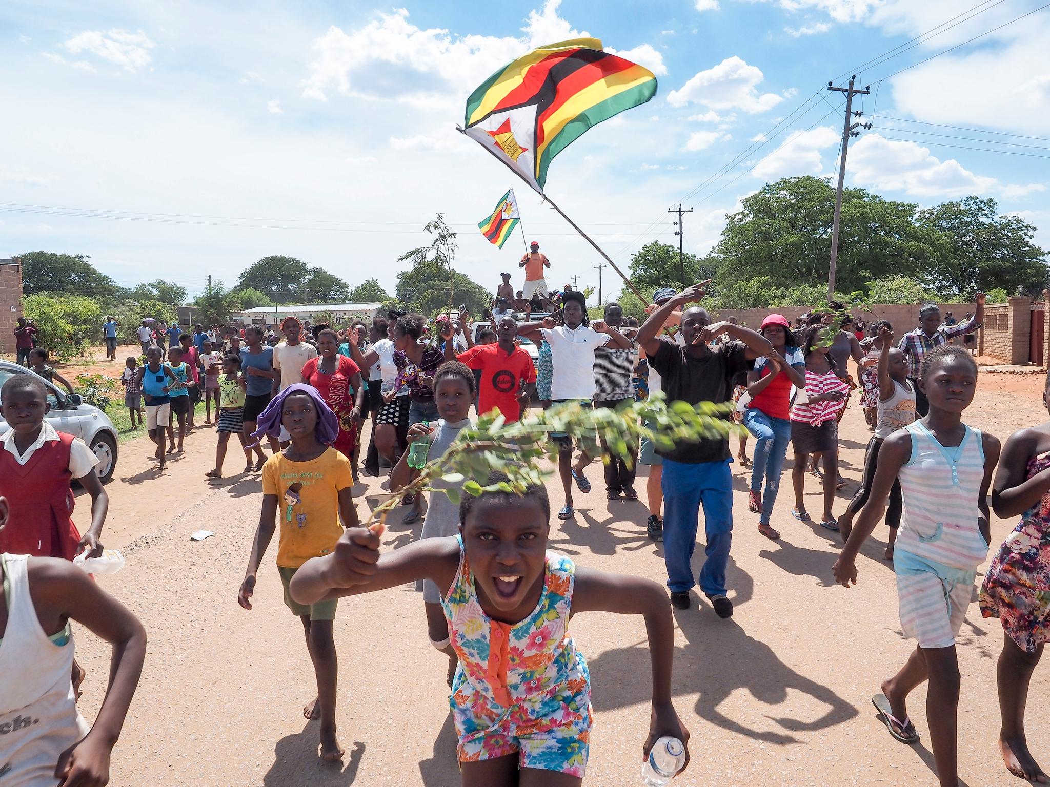 Unge og gamle i turistbyen Victoria Falls viste lørdag glede over at Mugabe-æraen går mot slutten. 