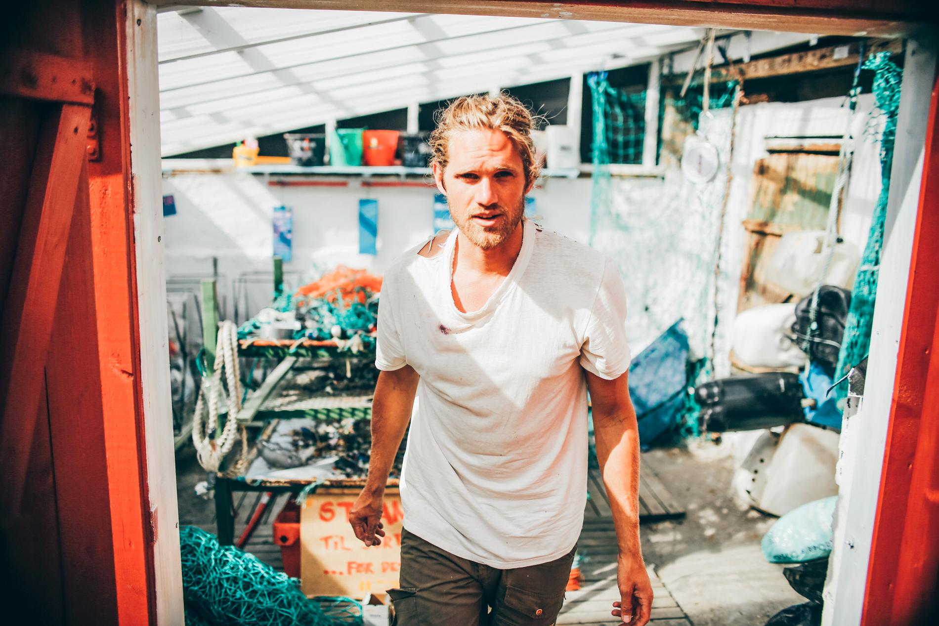 Simen Knudsen (32) fra Sunde mener at alle kan gjøre en innsats for å få havet renere. Ingen bidrag er for små, sier han.