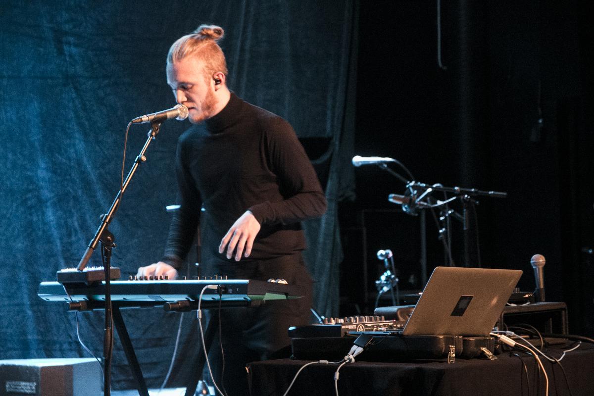 Rytmisk laptop-student Alf Vaksdal under sin eksamenskonsert på Gamle Kristiansand teater. Foto: Kristian Hole.