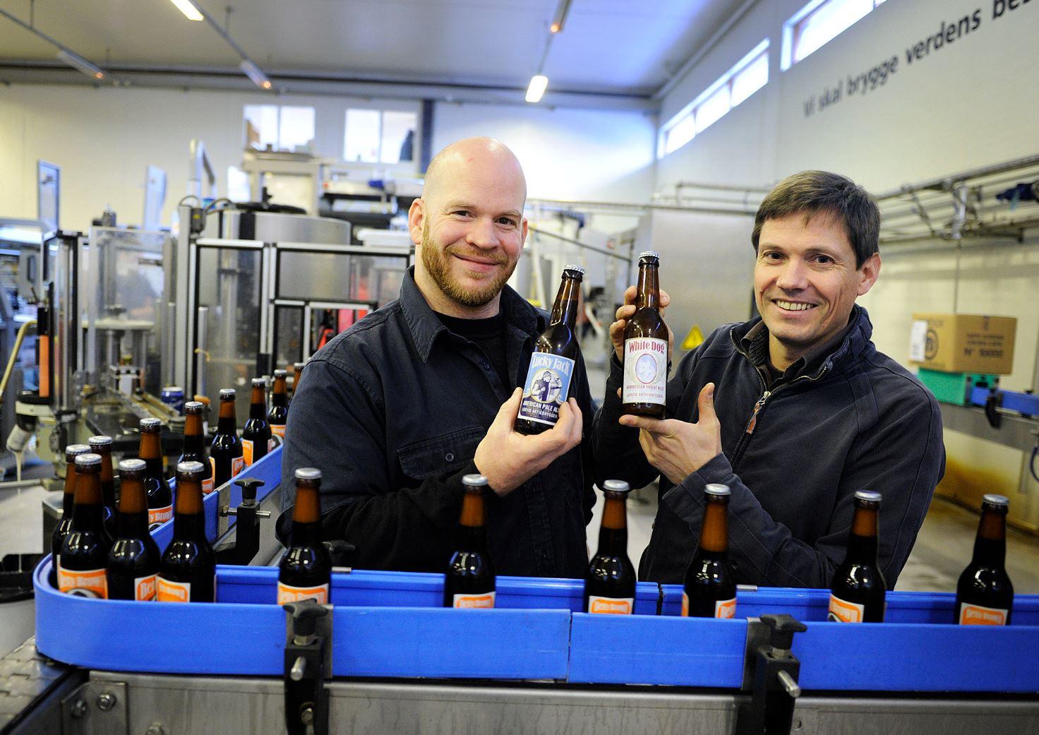 LOVLIG: Nå kan bryggerimester Mike Murphy og daglig leder Morten Robberstad i Lervig lovlig informere om ølet de lager.