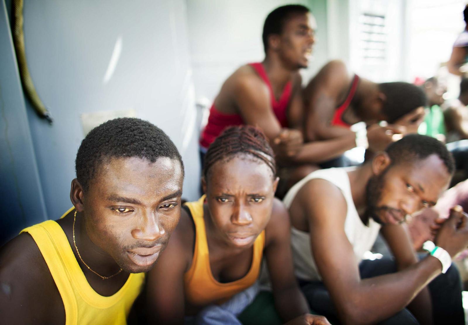 Turen med gummibåten var Grace Edel (18) og kjæresten Pomusas første møte med havet. De har reist fra Nigeria og krysset Sahara-ørkenen for å komme til Libya. Målet er hvilket som helst land i Europa. Noen av nigerianerne vi snakker med på dekket av «Siem Pilot», sier de flykter fra krig og terrorgruppen Boko Haram. Andre vil bare ha en jobb de kan leve av.