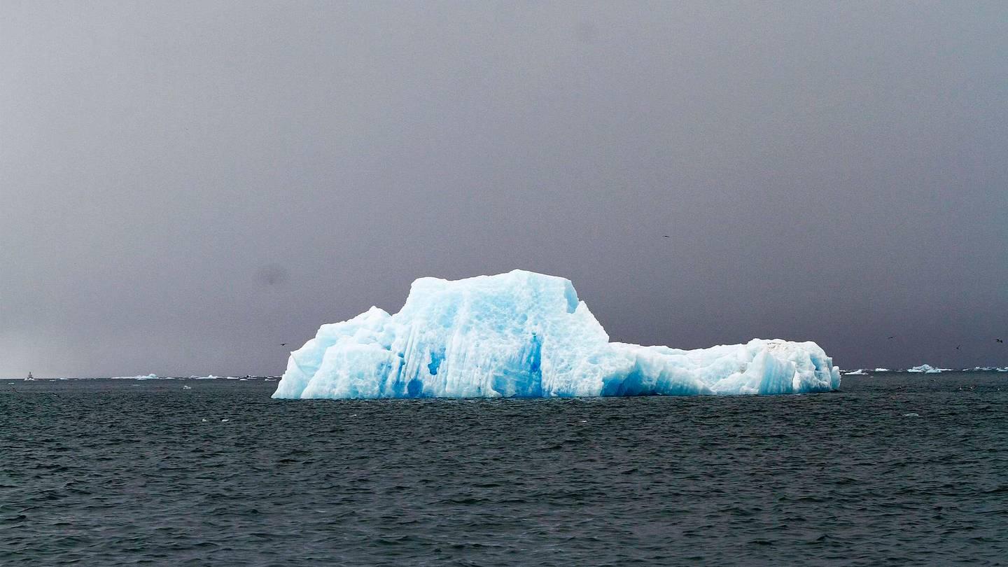 Når isen forsvinner tar det åpne mørke havet mot mer varme som igjen fører til mer smelting. Rekordlavt isdekke i polhavet i 2012, også 2015 blir et av årene med minst sommeris.