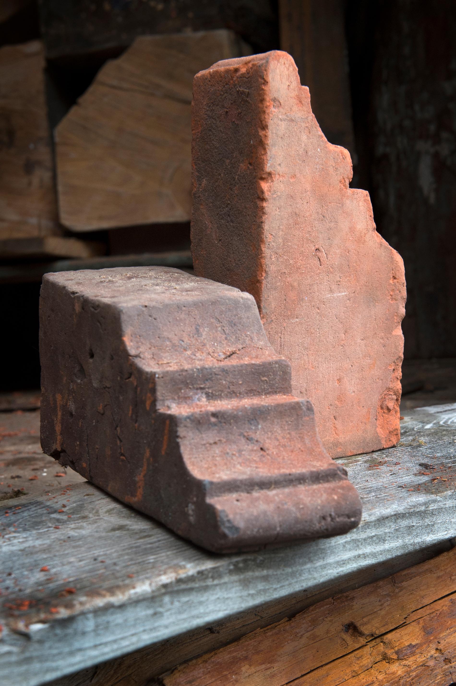 STASLIG STEIN: Dette er spesiell fin murstein laget av leire ved Tegelverket på Hjelmås for 100 til 150 år siden.