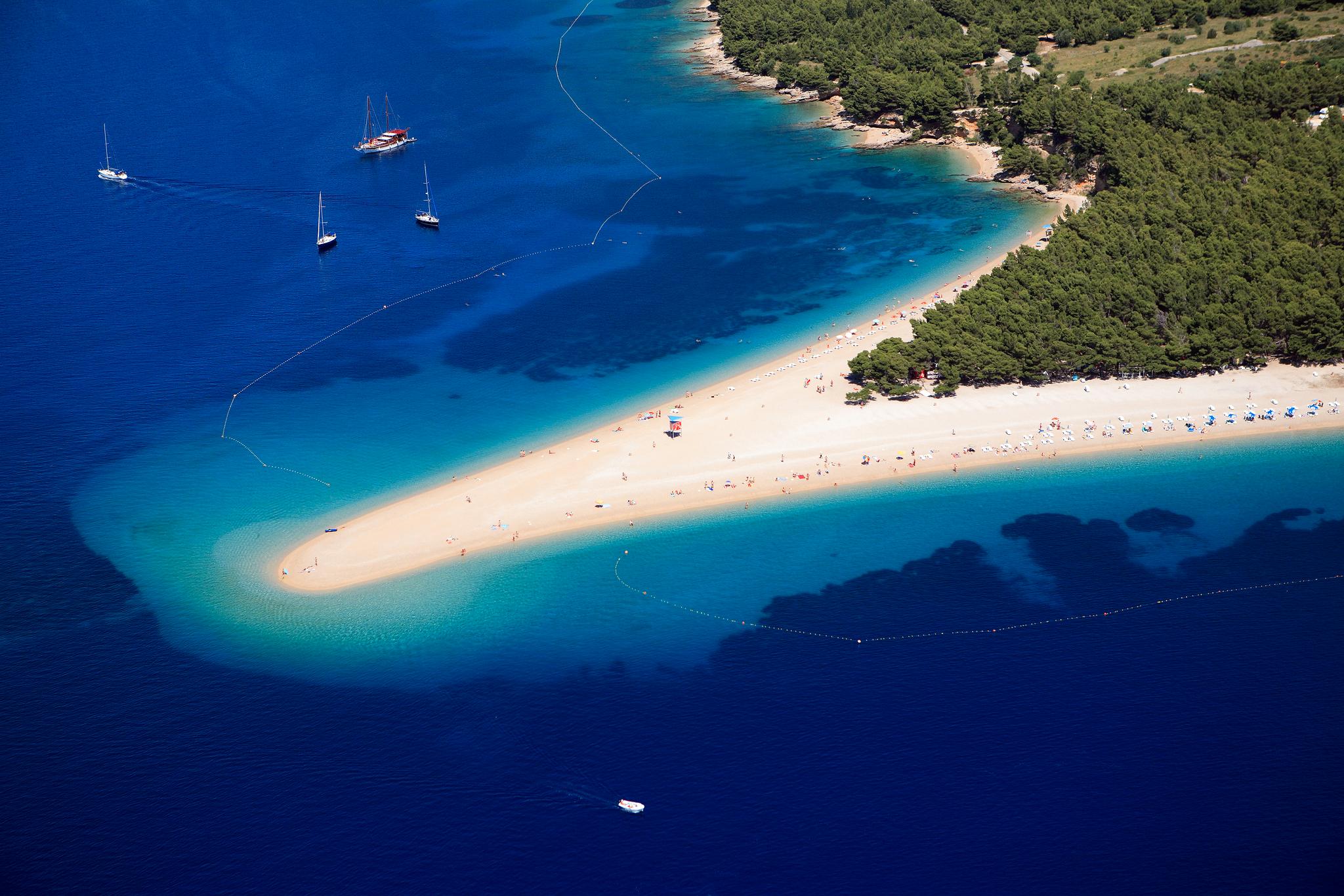 Denne stranden på øya Brač ligger en kort båttur unna Split i Kroatia. Split er en av destinasjonene norske charterselskaper nå tilbyr til dumpingpris de neste 5–6 ukene.
